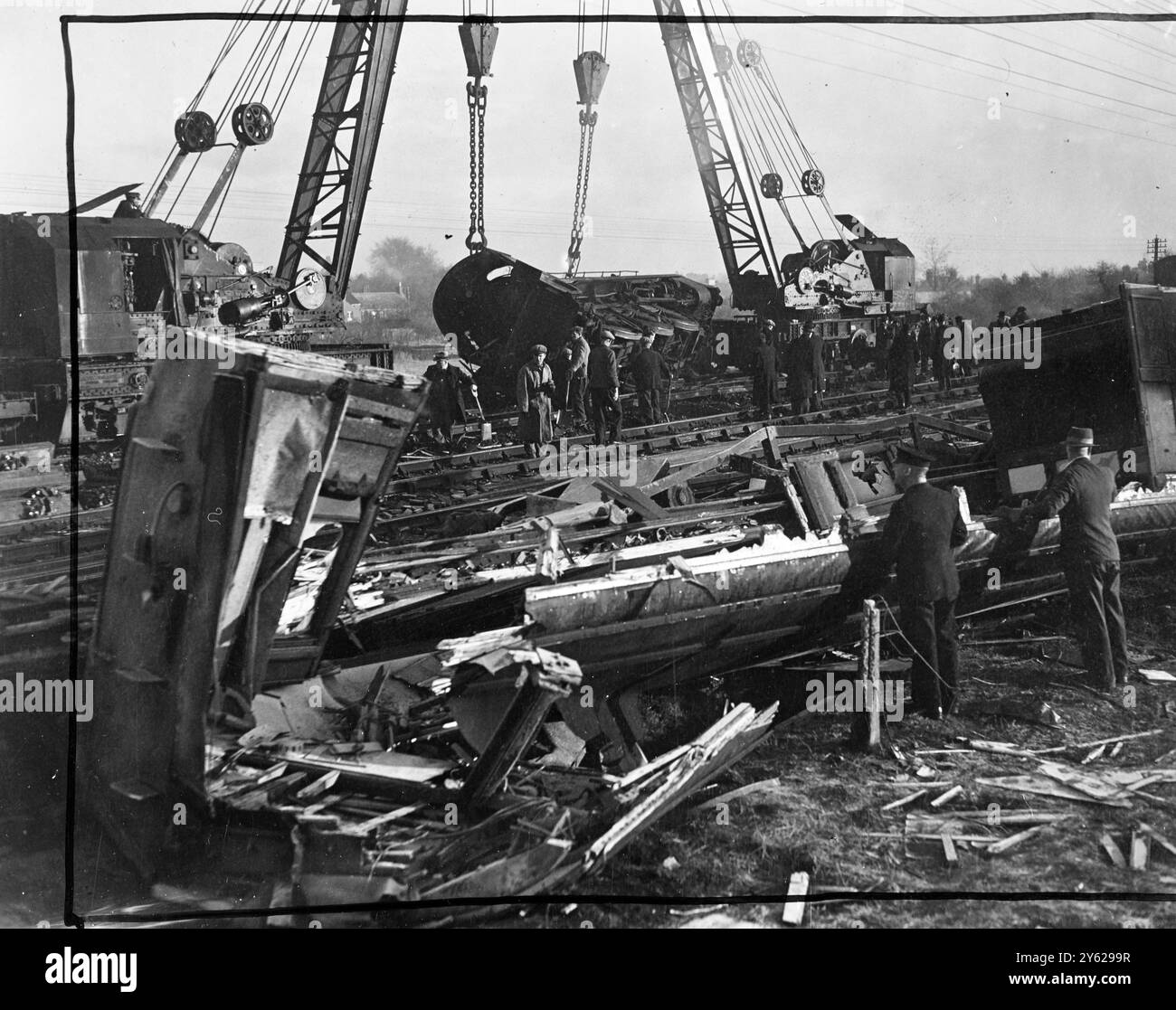 Un passager a été tué et 20 blessés lorsque deux Express du Southern Railway à destination de Waterloo ont été en collision à West Heath, près de Farnborough, dans le Hampshire, mercredi soir. L'express de 12h15 d'Ilfracomb s'écrase à l'arrière du 15h50 de Bournemouth West, qui était de la papeterie, et renverse l'arrière. Photo montre : la scène de la collision, tôt ce matin. Les débris des voitures arrière brisées se trouvent au premier plan, tandis que l'un sur la ligne dégagée, un autre train passe. 27 novembre 1947 Banque D'Images