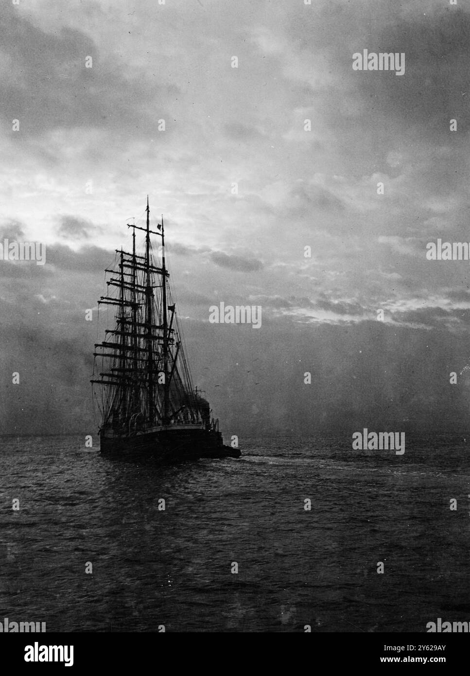 Apporter un souffle des journées spacieuses de voile à occupé Steam-étrangked Thames River, est la barque Pamir à quatre mâts de 3 200 tonnes qui a complété 13 000 miles de Wellington, Nouvelle-Zélande avec 64 caisses de cadeaux de Noël parmi sa cargaison de suif et de laine. Sous le commandement du Capt H.S. collier - dont la femme est à bord du Pamir porte un acre de toile. Images montrent : le Pamir dans la Tamise en arrivant de Nouvelle-Zélande. 22 décembre 1947 Banque D'Images Apporter un souffle des journées spacieuses de voile à occupé Steam-étrangked Thames River, est la barque Pamir à quatre mâts de 3 200 tonnes qui a complété 13 000 miles de Wellington, Nouvelle-Zélande avec 64 caisses de cadeaux de Noël parmi sa cargaison de suif et de laine. Sous le commandement du Capt H.S. collier - dont la femme est à bord du Pamir porte un acre de toile. Images montrent : le Pamir dans la Tamise en arrivant de Nouvelle-Zélande. 22 décembre 1947 Banque D'Images