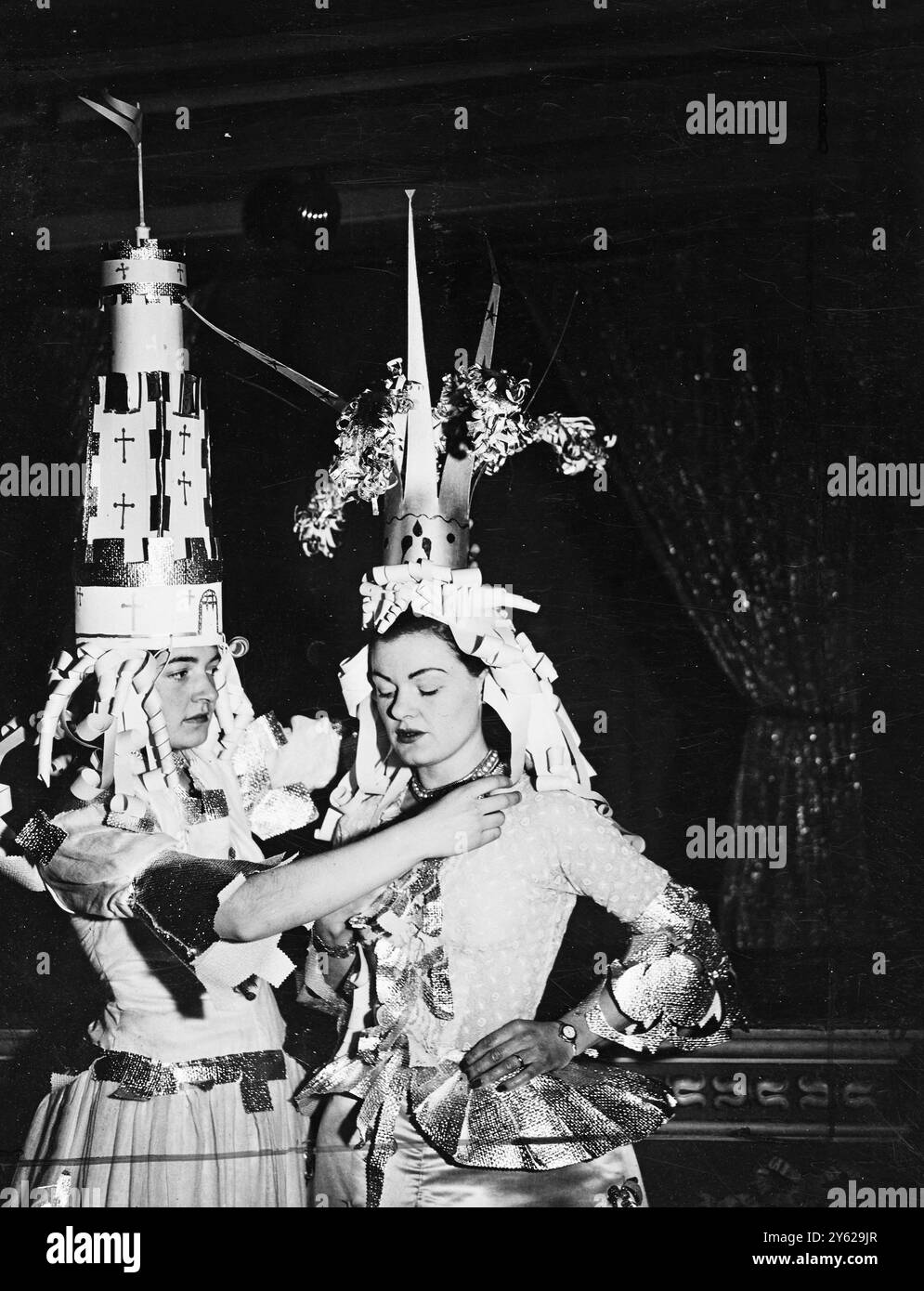 La nouvelle année sera annoncée dans un style joyeux traditionnel au Royal Albert Hall ce soir quand un plancher rempli est attendu pour le Chelsea Arts Ball. Images : l'homme d'échiquier humain frappant sera fourni au bal par Barbara Stevens (à gauche) dans le rôle du Château, et Eve Revill dans le rôle du Roi. 31 décembre 1947 Banque D'Images