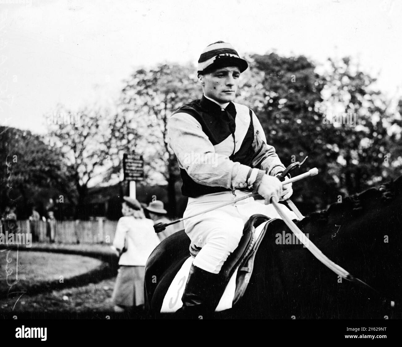 Avec les rencontres de chasse nationale, bien dans leur foulée, le jockey Harry Sprague semble prêt à montrer la forme qui lui a donné tant de montures gagnantes dans les saisons passées. La photo montre Harry aux couleurs de course. 30 novembre 1947 Banque D'Images