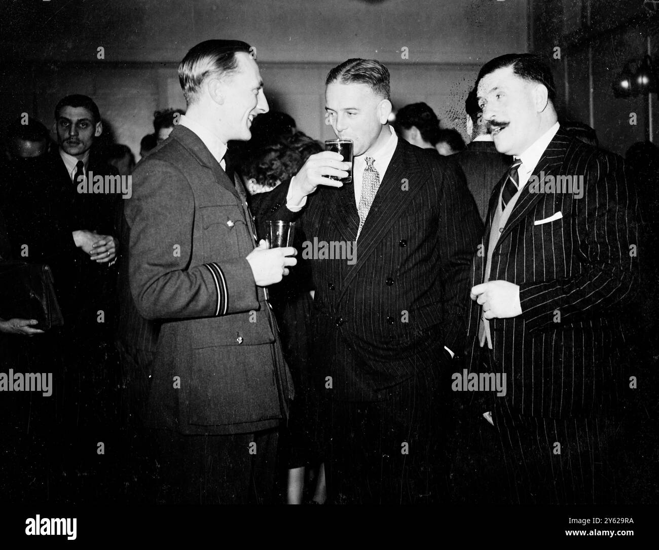 Les membres du No.578 Squadron, Burn Association ont parlé de vieux temps quand ils ont tenu un dîner de réunion au Mecca Cafe, St Mary axe, Londres ce soir. Images : de gauche à droite - léger Lieutenant Tempest, le Capt du groupe J.B. Warburton, M. R.N.Elsworth (officier de contrôle volant en temps de guerre à Burn) discutent ensemble pendant la soirée. 3 janvier 1948 Banque D'Images