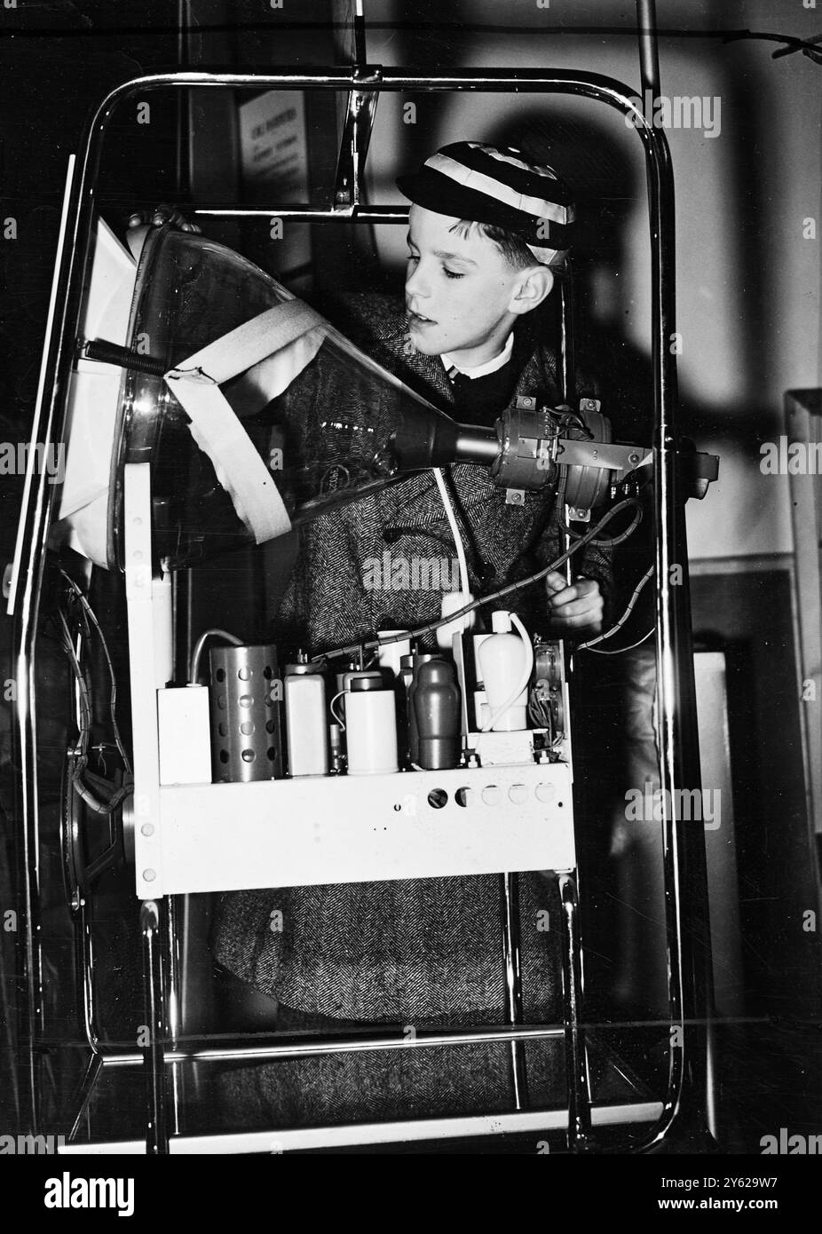 « Boffins » de l'avenir sera là lorsque l'exposition des écoliers ouvrira demain au New Horticultural Hall, Westminster. En exposition pour leur divertissement et leur instruction est portée chaque merveille mécanique de la science moderne, des «soldats en étain aux téléviseurs». Picture Shows : un futur ingénieur radio, plonge dans les deuxièmes secrets d'un téléviseur moderne, comme l'exposition aujourd'hui. 30 décembre 1947 Banque D'Images « Boffins » de l'avenir sera là lorsque l'exposition des écoliers ouvrira demain au New Horticultural Hall, Westminster. En exposition pour leur divertissement et leur instruction est portée chaque merveille mécanique de la science moderne, des «soldats en étain aux téléviseurs». Picture Shows : un futur ingénieur radio, plonge dans les deuxièmes secrets d'un téléviseur moderne, comme l'exposition aujourd'hui. 30 décembre 1947 Banque D'Images