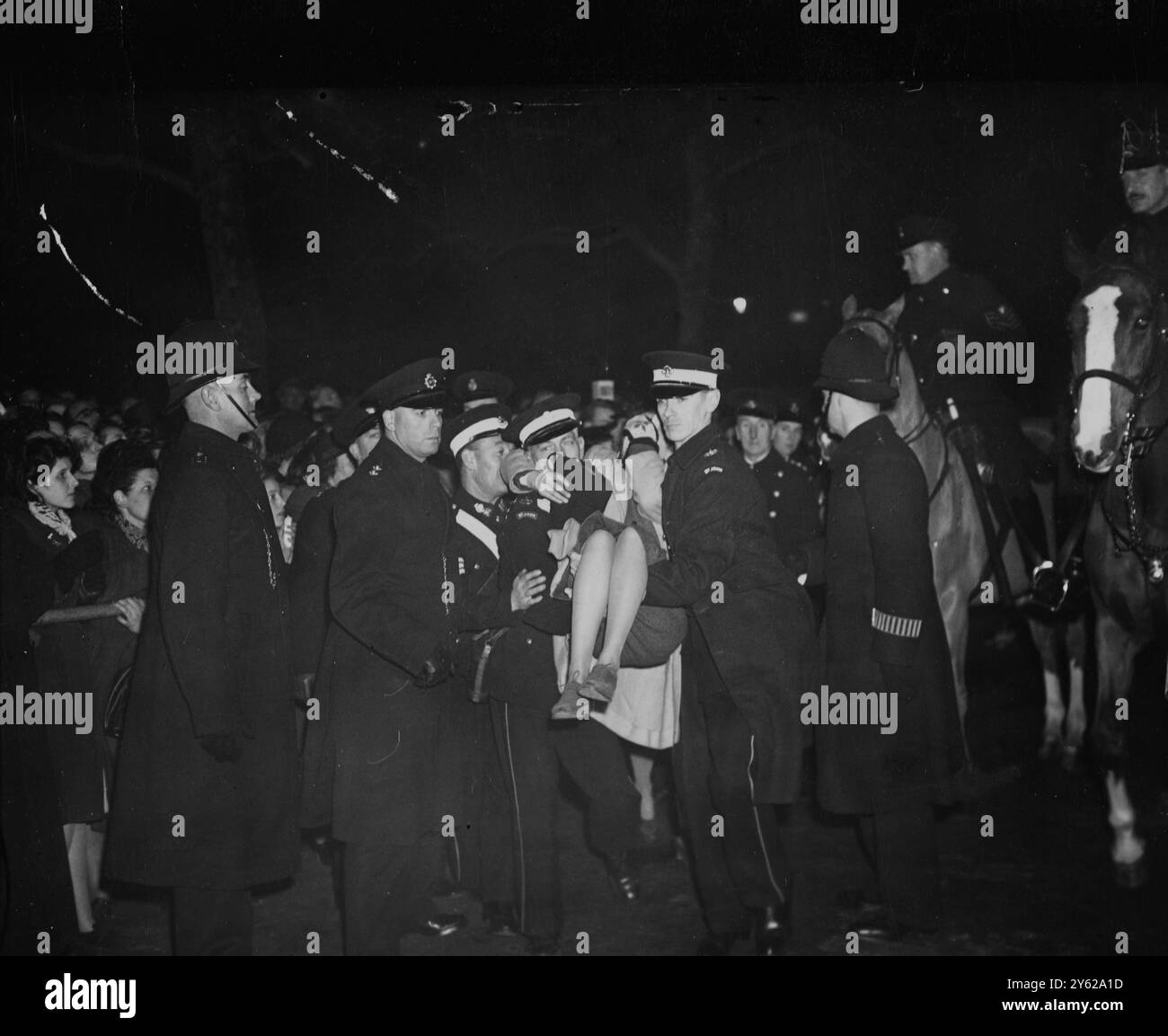 Il y avait une foule énorme devant l'Odéon Theatre, Leicester Square, pour voir leurs Majestés le Roi et la Reine, son Altesse Royale la Princesse Margaret et une foule de stars britanniques et américaines arriver pour la Royal Command film performance. Outre 'la femme des évêques' - le film choisi pour la performance de cette année - les visiteurs royaux ont vu le film couleur du mariage royal et un spectacle avec Phyllis Calvert, Carole Landis, Margaret Lockwood, Vivien Leigh, Anna Neagle, Lilli Palmer, Patricia Roc, Alexis Smith, Loretta Young, Ann Todd, Stewart Granger, Rex Harrison, Bob Hope, Robert Banque D'Images