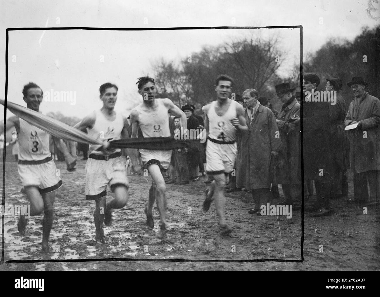 Menant pratiquement tout le chemin, les coureurs de cross-country d'Oxford vengeaient leur défaite de rugby en remportant la première course de cross-country d'Oxford contre Cambridge aujourd'hui à Roehampton. L'équipe gagnante a cassé la bande en se tenant la main dans l'une des finitions les plus inhabituelles de l'événement vu depuis un certain temps. L'image montre : de gauche à droite, l'équipe d'Oxford se tient la main alors qu'elle atteignait les foulards bleu clair et bleu foncé pour gagner. T.P.E Curry (3), J.F.Pollard (5), G. Ridage (6) et N.M.Green (4). Oxford a gagné par 35 points en un temps de 43,48 secondes. 6 décembre 1947 Banque D'Images