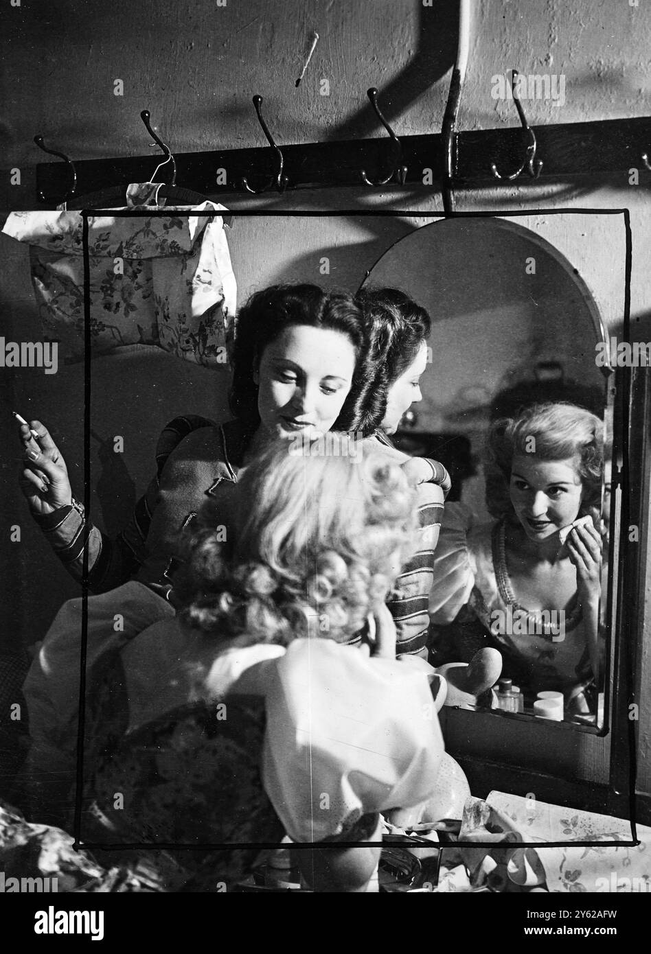 L'histoire de fées 'Babes in the Wood' prend un nouvel intérêt lorsque Jill Manners et Kathleen Moody sont dans la distribution. Ici, dans les coulisses du Princes Theatre aujourd'hui, Kathleen (à droite) qui joue la femme de chambre Marian, et Jill dans le rôle de Robin des bois, se préparent pour la prochaine scène pendant les répétitions pour le spectacle, qui ouvrira la veille de Noël. 17 décembre 1947 Banque D'Images