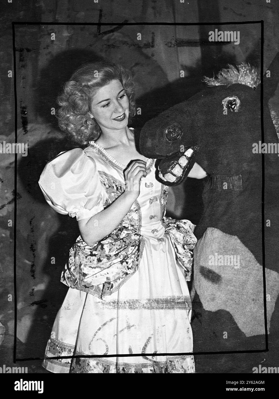 « Babes in the Wood », la pantomime de cette année au Princes Theatre de Londres, va certainement commencer un favori des enfants de tous âges à Noël. Le spectacle avec Eddi Gray, « Monsewer » dans le rôle du baron méchant, Jill Manners dans le rôle de Robin des bois et Kathleen Moody dans le rôle de Maid Marion, débute la veille de Noël. Photos : Kathleen Moody dans le rôle de Maid Marion, photographiée avec le cheval comique pendant les répétitions. 17 décembre 1947 Banque D'Images