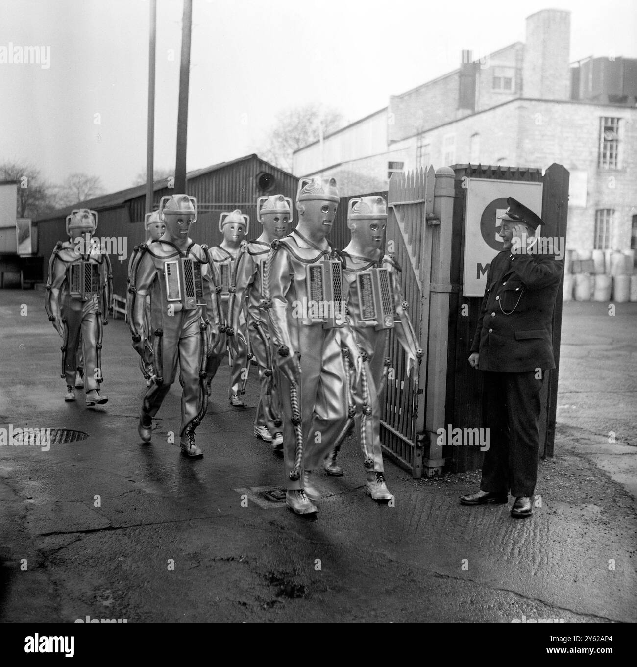 Londres : ascenseur vers la lune ? Ces plusieurs monstres lunaires sont les Cybermen , les derniers ennemis de l'intrépide explorateur spatial de la BBC Dr Who . Les Cybermen , vus à Ealing Green , Londres , apparaîtront dans une nouvelle histoire à partir de février intitulée Dr Who and Moonbase ' . L'année est 2070 , et l'homme est déjà sur la lune avant l'arrivée du Dr Who . Mais là avant tous les autres .... The Cybermen .19 janvier 1967 Banque D'Images Londres : ascenseur vers la lune ? Ces plusieurs monstres lunaires sont les Cybermen , les derniers ennemis de l'intrépide explorateur spatial de la BBC Dr Who . Les Cybermen , vus à Ealing Green , Londres , apparaîtront dans une nouvelle histoire à partir de février intitulée Dr Who and Moonbase ' . L'année est 2070 , et l'homme est déjà sur la lune avant l'arrivée du Dr Who . Mais là avant tous les autres .... The Cybermen .19 janvier 1967 Banque D'Images