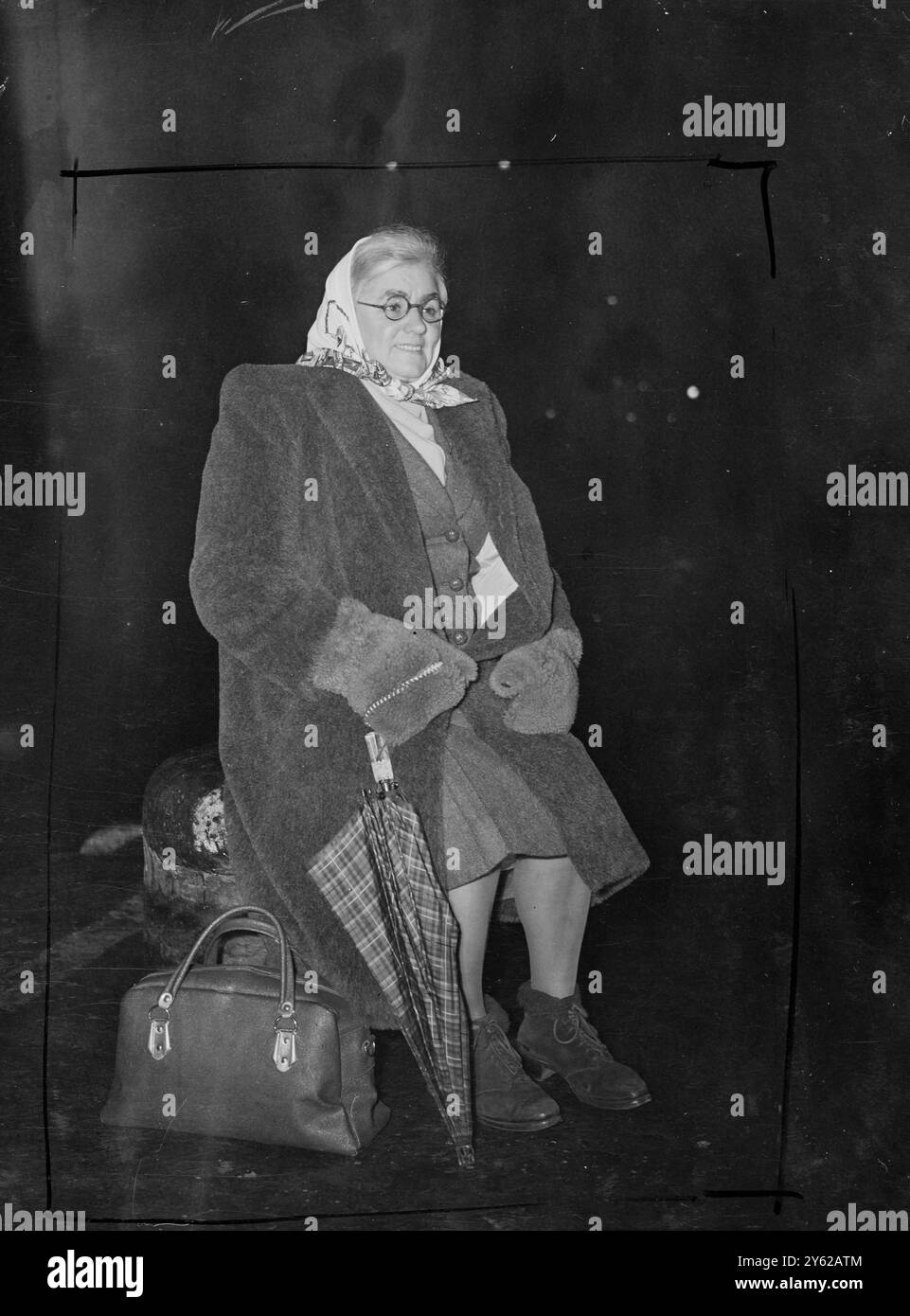 Partez pour Portland, Oregon, pour épouser un soldat américain de la première Guerre mondiale qu'elle a vu pour la dernière fois il y a 27 ans, Mlle Amy Graham, 50 ans, de Tarvin, Cheshire. Le marié doit être M. Kindle Satterlee, âgé de 50 ans, qui a épousé Miss Ethel Penfold, la meilleure amie de Miss Graham. Les deux filles ont correspondu jusqu'à ce que Mme Satterly meurt il y a deux ans. Puis M. Satterly a repris la correspondance, et en avril dernier il a proposé. Mlle Graham rejoint le paquebot français Lagrasse à Southampton hier soir pour rejoindre son époux "doughboy". Images : Miss Amy Graham est photographiée à Southampton avant d'embarquer sur la Lagrasse Banque D'Images