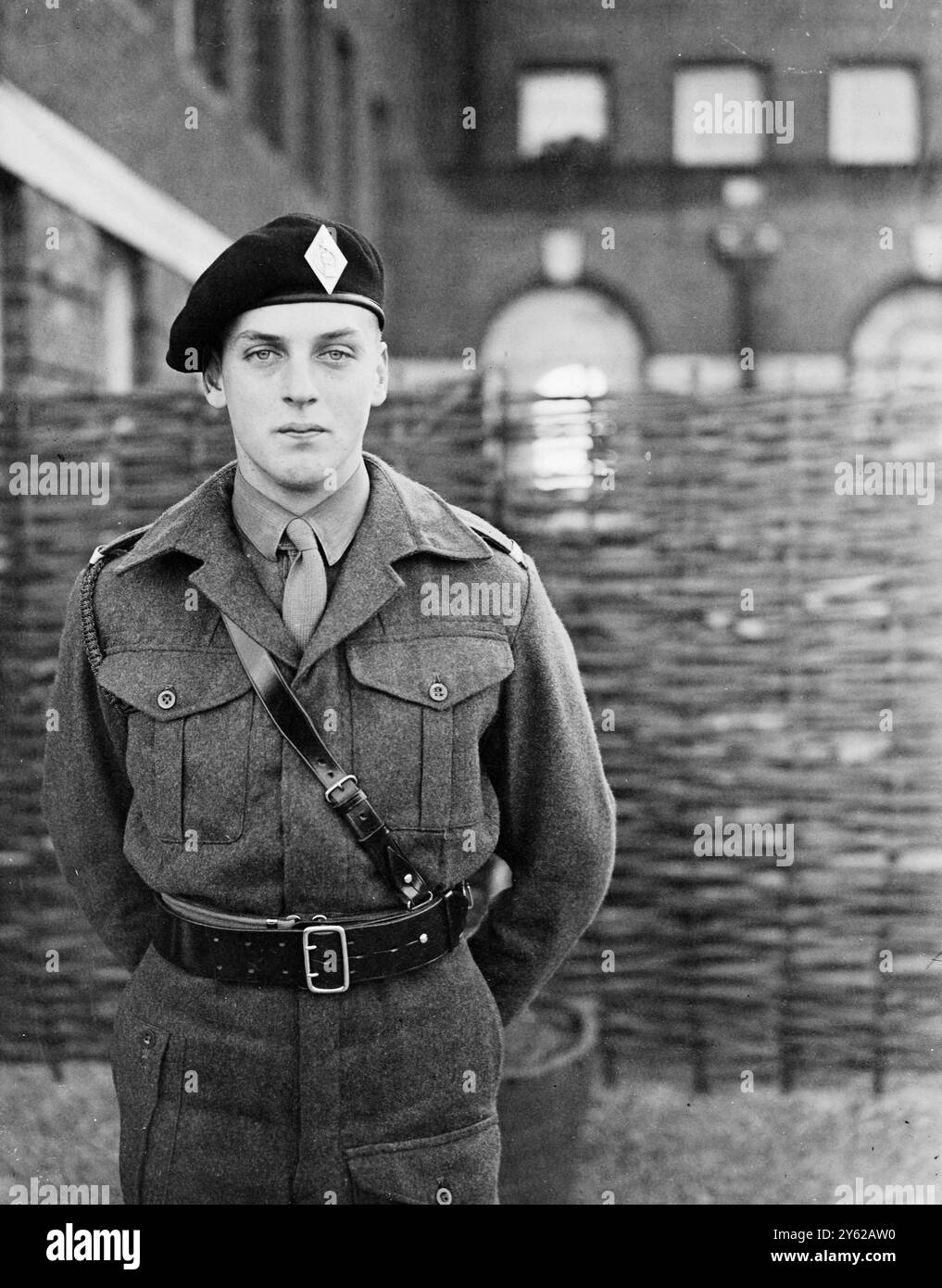 Il y avait deux bérets noirs en défilé au Royal Armoured corps qui passaient, à Bovington, Dorset aujourd'hui, samedi et deux Montgomerys en dessous d'eux. L'un était le maréchal Lord Montgomery C.I.C. qui a reçu le salut, l'autre était son fils cadet David Bernard Montgomery, 18 ans, qui a reçu de son père assigné Sam Browne Belt, comme cadet le plus élevé dans sa section de la R.A.C., O.C.T.U. le 20 décembre 1947 Banque D'Images