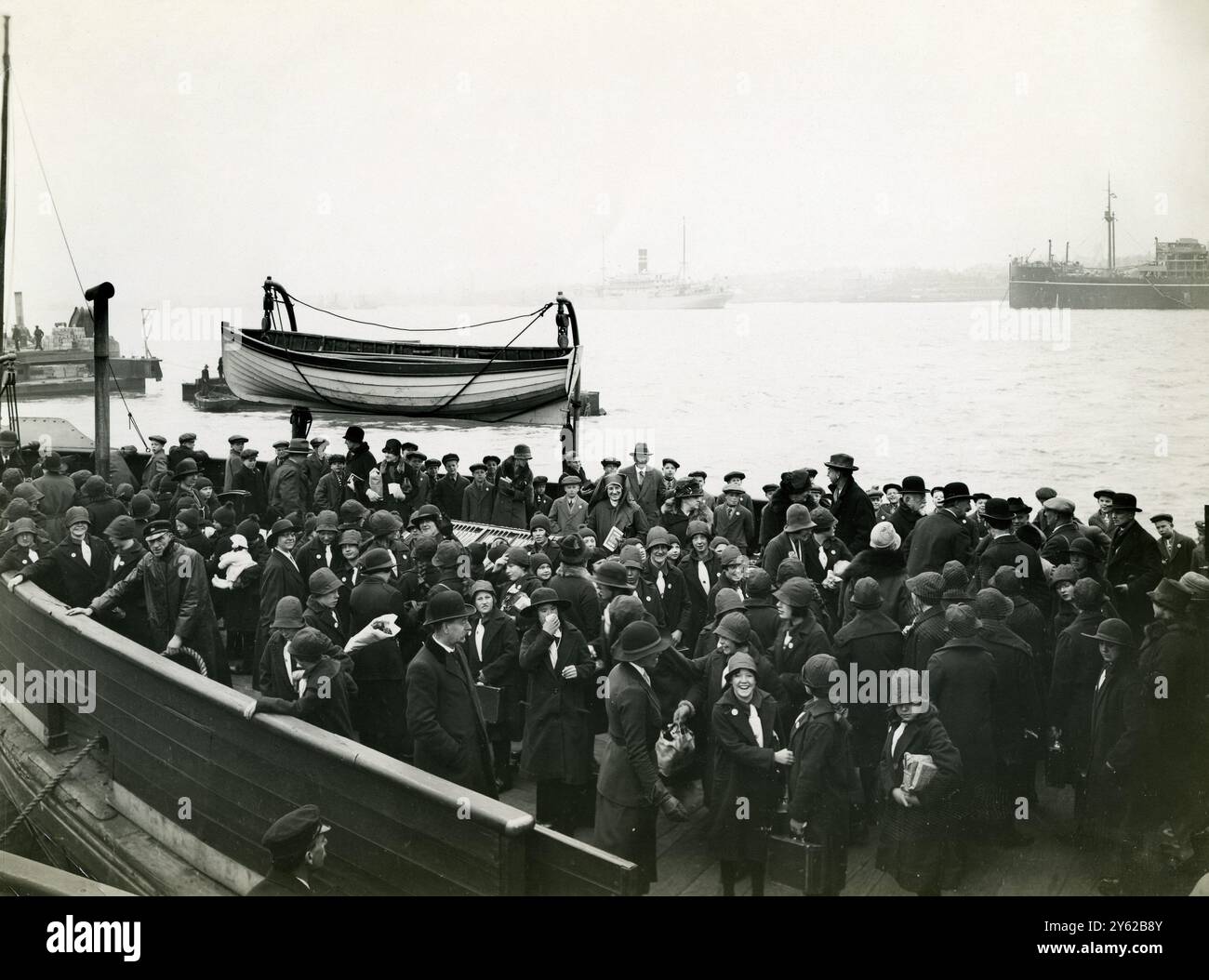 ARCHIVE BOX 4 ARC 0143 RÉFÉRENCE : 001403 SOIRÉE MIXTE AUSTRALIE AU QUAI DE TILBURY DATE : PARTIE DES ANNÉES 1920 ÉTANT TRANSPORTÉE AU NAVIRE . FILLES EN UNIFORME GUIDE Banque D'Images