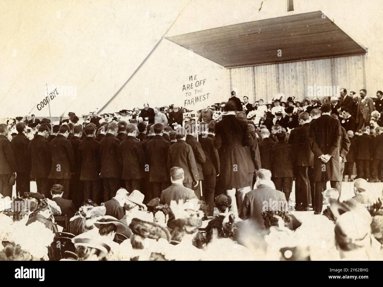 BOÎTE D'ARCHIVES 3 ARC 0066 D443 RÉFÉRENCE : 001364 DR BARNARDO À LA JOURNÉE DES FONDATEURS DATE : 1905 FÊTE D'ADIEU AUX GARÇONS DE L'ÉMIGRATION AU CANADA , PENDANT LES CÉLÉBRATIONS DE LA JOURNÉE DES FONDATEURS : DR BARNARDO DISANT LA PRIÈRE SUR LA PLATE-FORME Banque D'Images