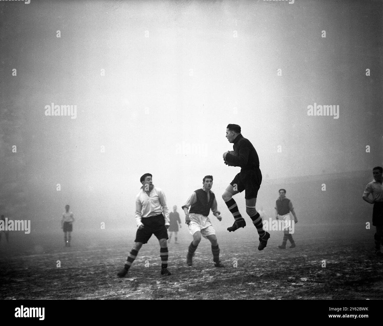 Match de cravate de coupe à Finchley : Fog arrête Arsenal jeu . Le gardien de but Finchley R Barham sauvant dans le match de deuxième tour de FA Cup contre Crystal Palace aujourd'hui. Le match était à Finchley. Un épais brouillard qui a enveloppé une grande partie de Londres a été responsable du report du match Arsenal contre Preston et d'autres matchs. 6 décembre 1952 Banque D'Images