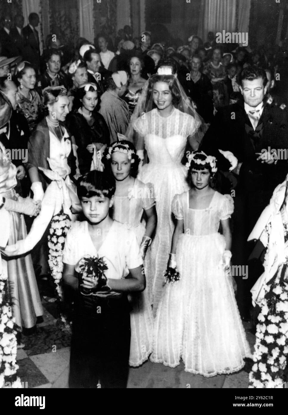 Princesse, 15 ans, arrivevs pour mariage. Venise : souriante , la belle princesse ira Furstenberg de 15 ans arrive à l'église de Saint-Sébastien ici avec son père, le prince Tassilo (à droite) pour son mariage avec le prince Alfonso Hohenlohe-Langenburg , 31 . La mariée porte une robe de mariée Jacques griffe de vieille dentelle et de tulle. 21 septembre 1955 la princesse Virginia von Fürstenberg (Virginia Carolina Theresa Pancrazia Galdina Prinzessin zu Fürstenberg ; née le 18 avril 1940), connue professionnellement sous le nom d'ira von Fürstenberg, est une socialite européenne, actrice, créatrice de bijoux et ancienne créatrice de relations publiques Banque D'Images