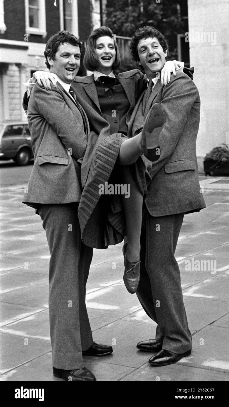 Photo datée du 9/10/1984 de la mannequin internationale Michelle Paradise avec les présentateurs Paul Heiney (à gauche) et Chris Serle à Londres lorsque Michelle a donné un aperçu d'une tenue de ville conçue par Paul pour la nouvelle émission de télévision de la BBC 'In at the Deep End', où les présentateurs abordent les compétences de différents métiers. L'ancien présentateur de radio et de télévision de la BBC Serle est décédé à l'âge de 81 ans, selon BBC News. La star née à Bristol a travaillé sur les programmes de la BBC tout au long des années 80 et 90, atteignant la renommée dans l'émission satirique de consommation That's Life! Aux côtés de stars dont Dame Esther Rantzen. Date d'émission : lundi 23 septembre 2 Banque D'Images