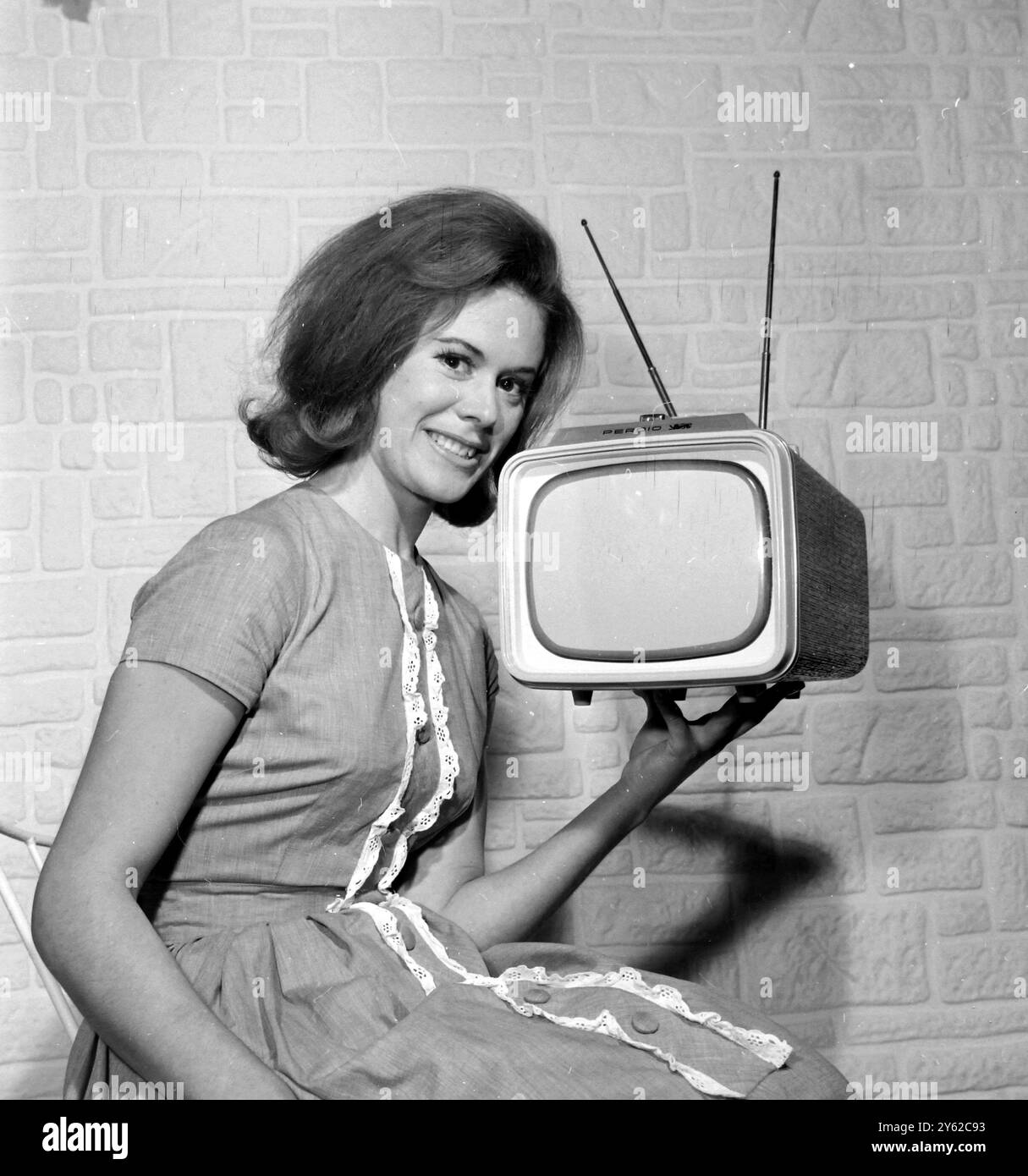 ENSEMBLE PORTABLE WARD V TV 20 LBS / 22 AOÛT 1961 Banque D'Images ENSEMBLE PORTABLE WARD V TV 20 LBS / 22 AOÛT 1961 Banque D'Images