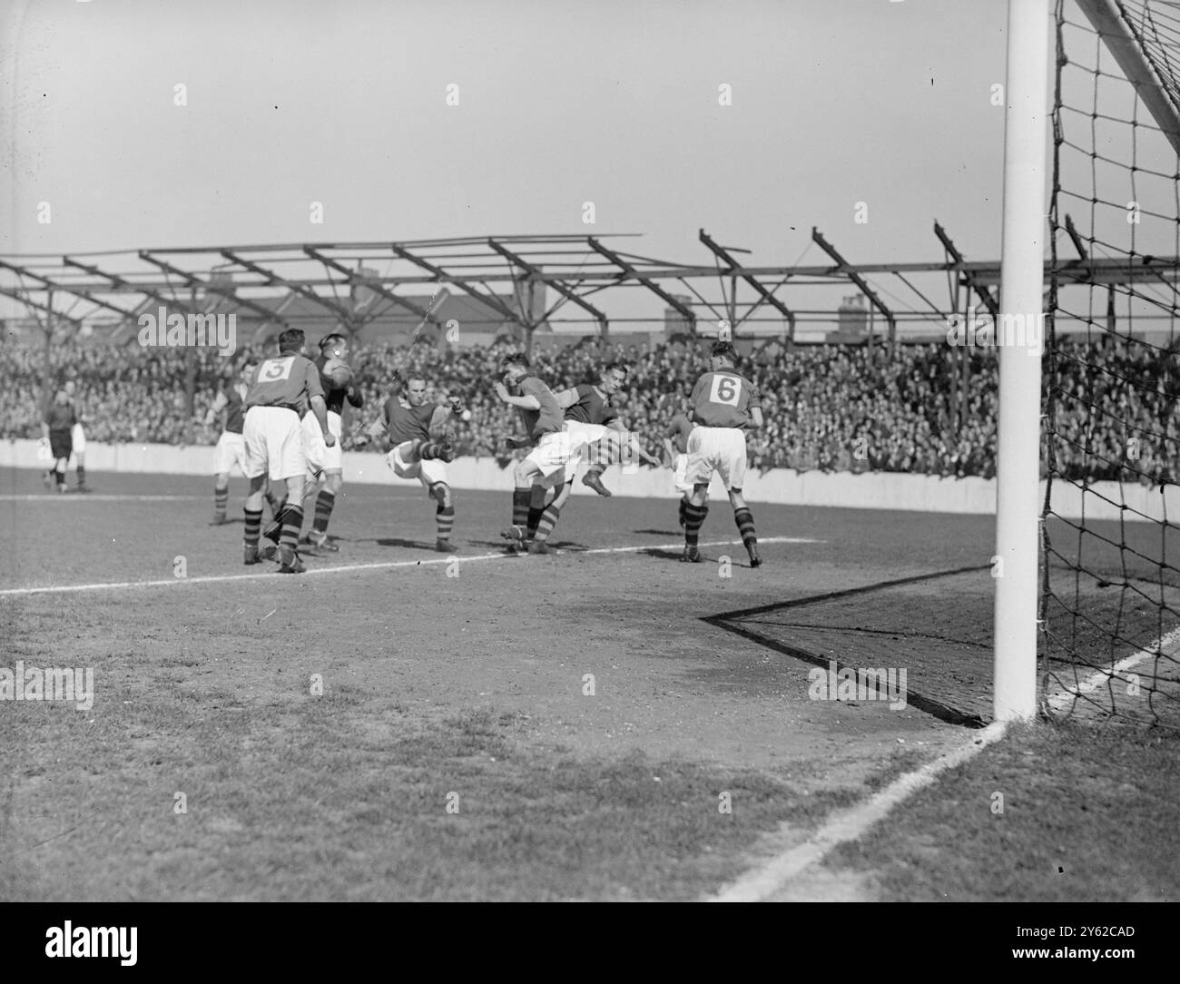 Le gardien de but Shortt de Plymouth Argyle, garde une prise ferme sur le ballon alors que Parsons, à l'intérieur droit pour West Ham United, arrive avec une botte redressée, à l'attaque, lors du match d'aujourd'hui (samedi) à Upton Park, Londres. 27 mars 1948 Banque D'Images
