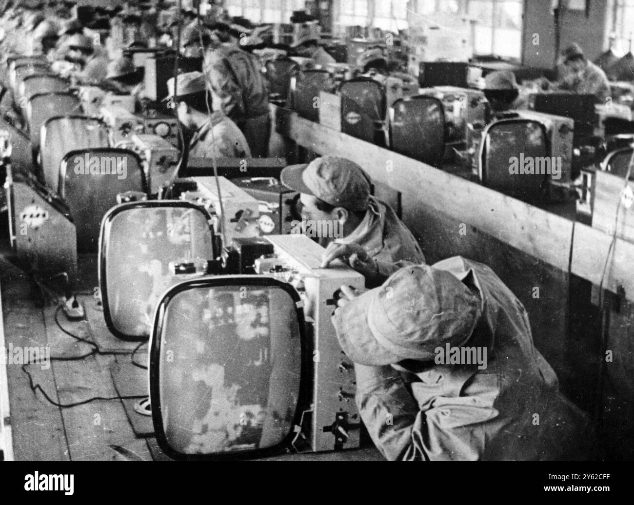Le Japon se tourne vers la télévision. La chaîne de production d'une usine de télévision à Tokyo, au Japon. 26 février 1953 Banque D'Images Le Japon se tourne vers la télévision. La chaîne de production d'une usine de télévision à Tokyo, au Japon. 26 février 1953 Banque D'Images