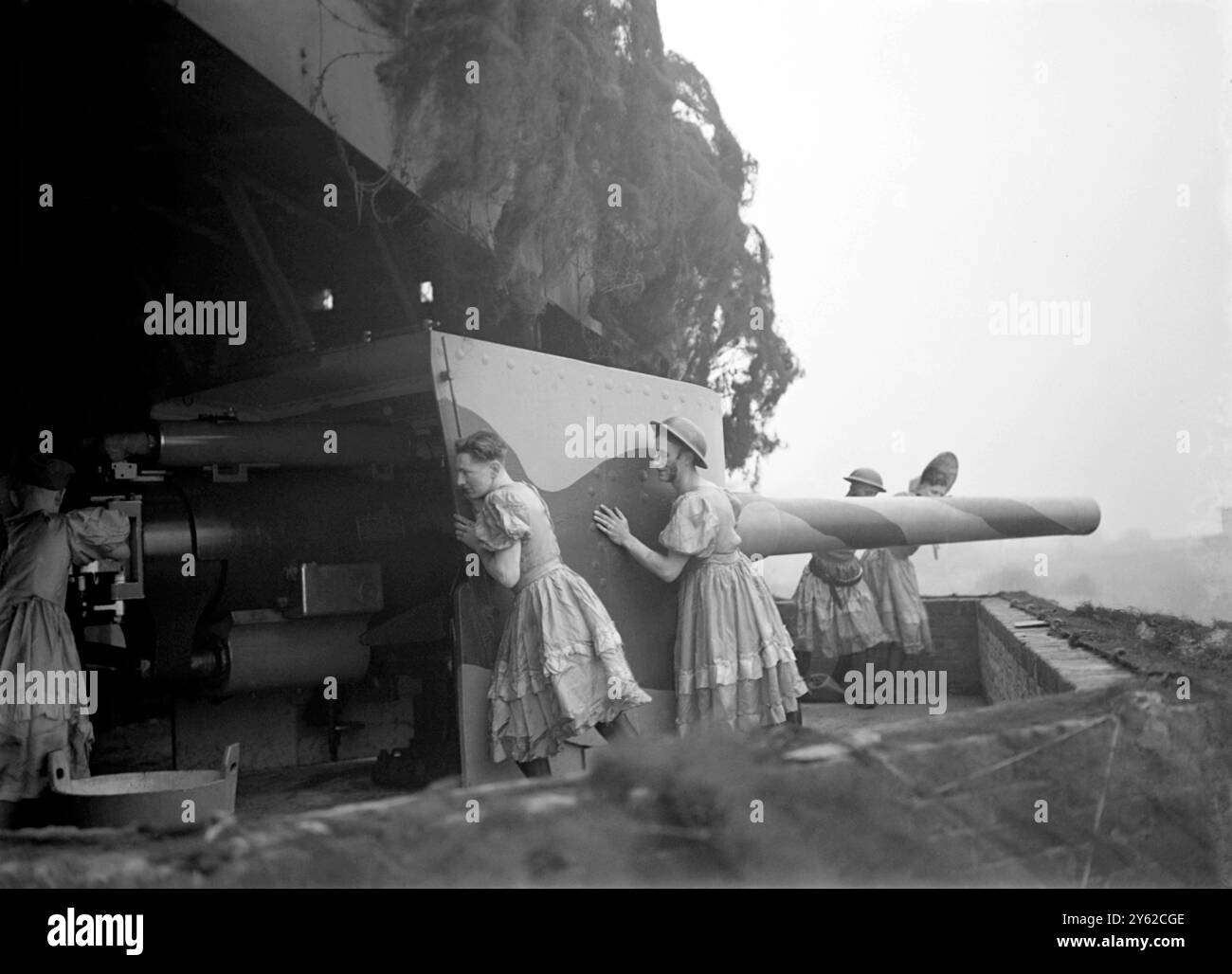 Les troupes de la défense nationale sont laissées en traîne alors que leur représentation caritative de Noël a été interrompue par une alerte côtière près de Gravesend1940 John Topham / TopFoto Banque D'Images