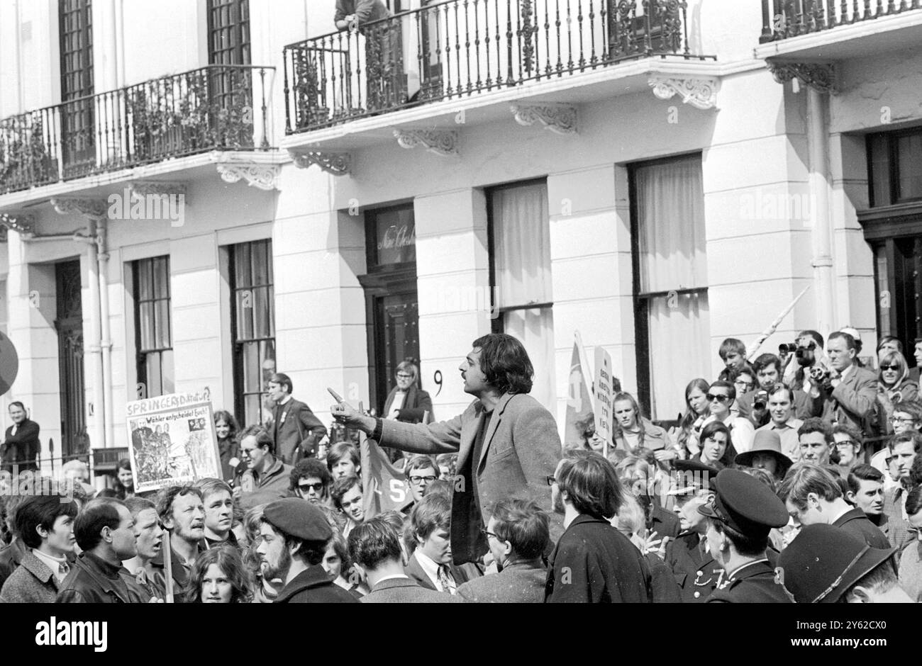 Londres : Tariq Ali , ancien président de l'Union des étudiants de l'Université d'Oxford, et organisateur de la grave manifestation du mois dernier devant l'ambassade américaine, s'adresse aujourd'hui aux manifestants près de l'ambassade allemande à Londres. Les manifestants , menés par la campagne de solidarité du Vietnam, ont marché sur l'ambassade pour soutenir les étudiants allemands dans les manifestations qui ont suivi la fusillade de leur leader de gauche Rudi Dutschke jeudi dernier. De forts cordons de police gardaient l'ambassade, mais une délégation de quatre hommes a été autorisée à présenter une pétition. 15 avril 1968 Banque D'Images