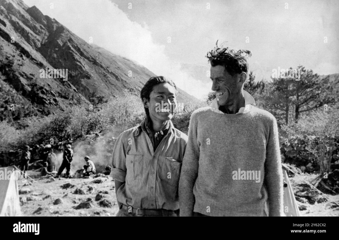 Sherpa Tensing (à gauche) et Edmund Hillary au camp des expéditions sous Thyangboche au retour de l'Everest après leur tentative réussie sur la montagne de 29 002 pieds. 20 juin 1953 Banque D'Images