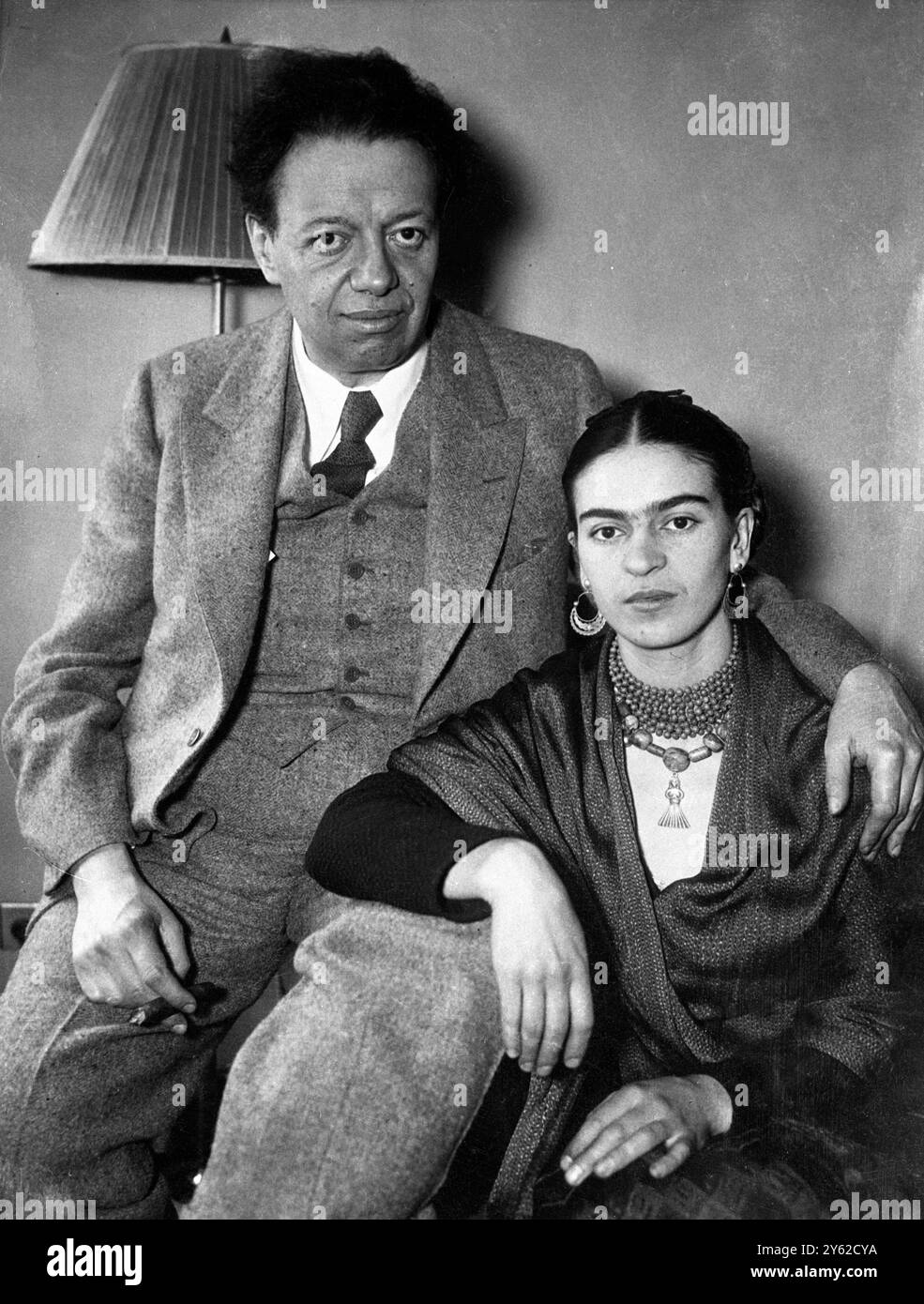 Une murale montrant Lénine joignant les mains d'un soldat et d'un ouvrier blanc et coloré peint par Senor Diego Rivera ( l'artiste mexicain ) a conduit à son licenciement du grand Rockefeller Centre à New York - membres de M. la famille de John d Rockefeller s'est opposée à la peinture et un ultimatum a été livré au sénateur Rivera qui a insisté sur ce point il doit changer la fresque ou cesser de travailler - jusqu'à présent l'artiste ( qui aurait prononcé des penchants communistes ) a refusé de modifier son travail et M. Nelson Rockefeller ( petit-fils du magnat du pétrole ) a ordonné la fresque d'être co Banque D'Images