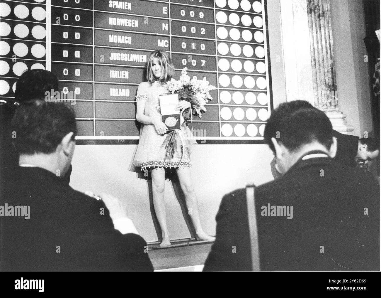 Sandie Shaw remporte le concours Eurovision de la chanson avec Puppet on a String. Elle est apparue pieds nus et est devenue la première britannique à remporter le concours. Vienne, Autriche - 9 avril 1967. Banque D'Images