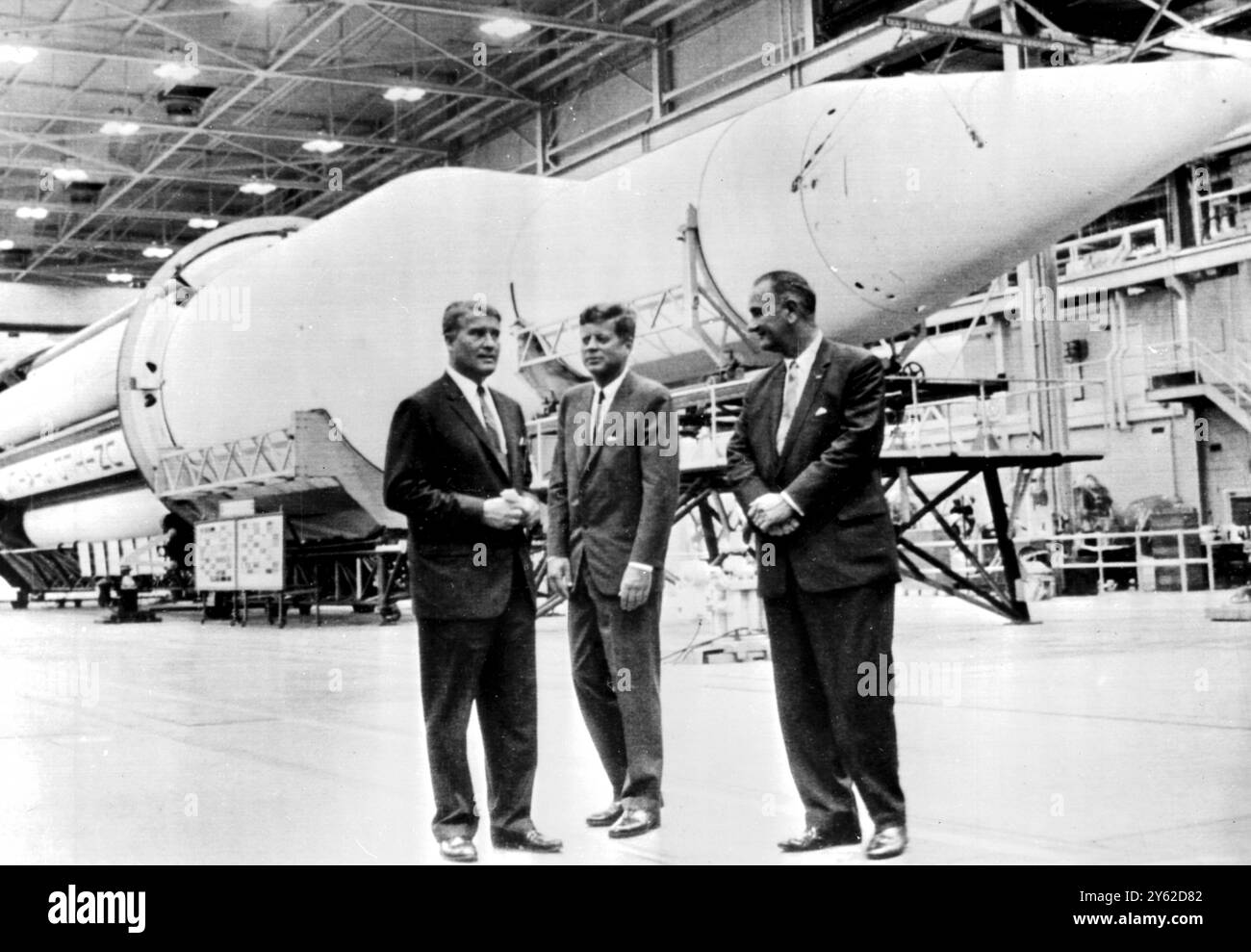 Le Président rencontre le géant : Redstone Arsenal, Ala. États-Unis : de gauche à droite ici aujourd'hui, le Dr Wernher von Braun, directeur ; le président John F. Kennedy d'Amérique, et le vice-président Lyndon B. Johnson, debout devant la fusée géante Saturn C-1 au centre de vol spatial George Marshall. 11 septembre 1962 Banque D'Images
