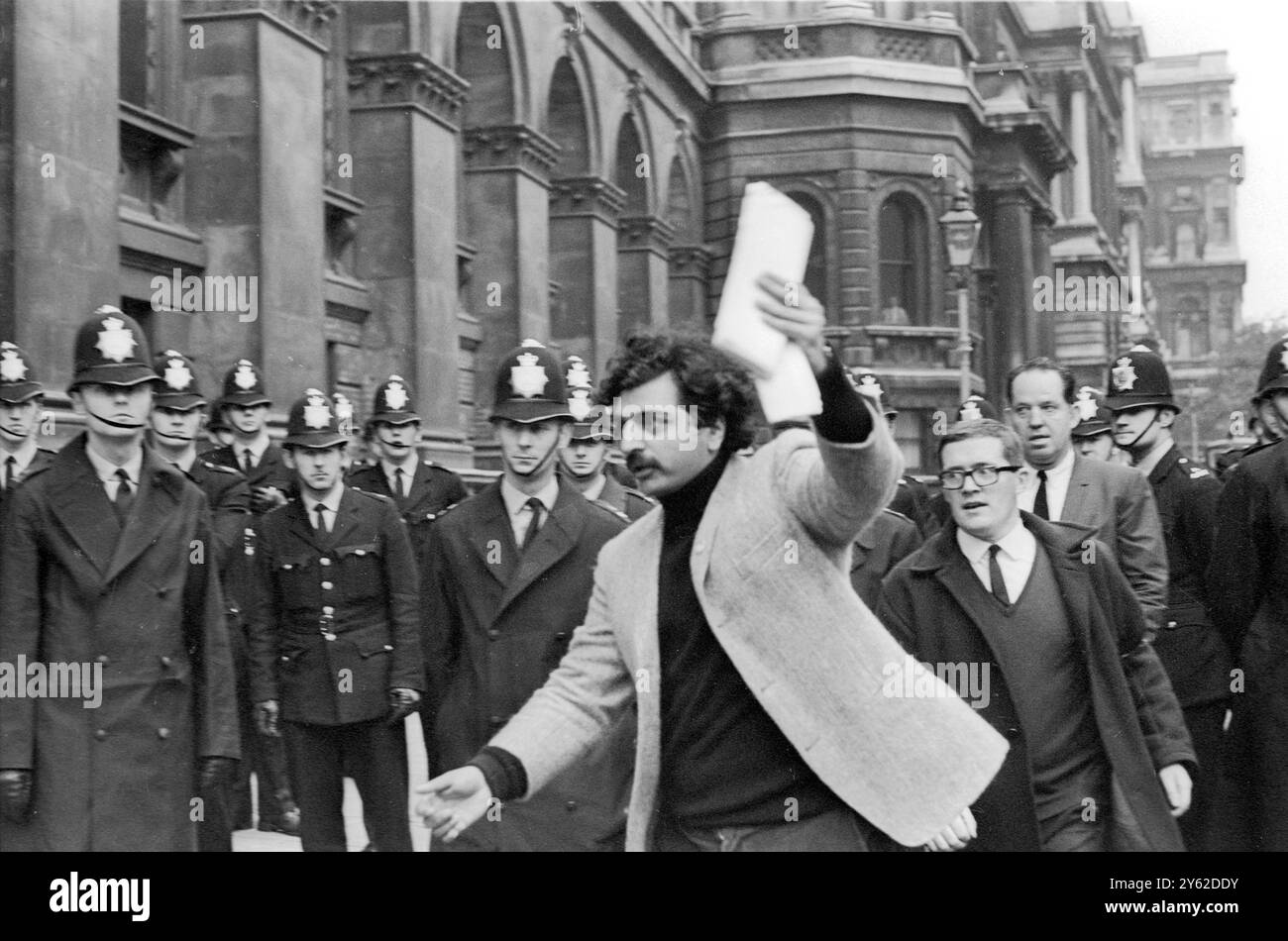 Londres : Tariq Ali, du leader pakistanais de la campagne de solidarité du Vietnam, tient une pétition alors qu'il se dirige vers Downing Street, Londres aujourd'hui, des manifestations massives contre la guerre du Vietnam ont eu lieu à londres aujourd'hui, où environ 20 000 personnes auraient convergé. Près de 10 000 policiers, aidés par des hélicoptères et même des patrouilleurs sur la Tamise, étaient en service actif. La manifestation, scandant constamment des slogans tels que « Ho Ho Ho Chi Minh », et à bas l'impérialisme américain », s'arrêta brièvement devant la Maison australienne pour brûler un drapeau australien, avant de bouger Banque D'Images