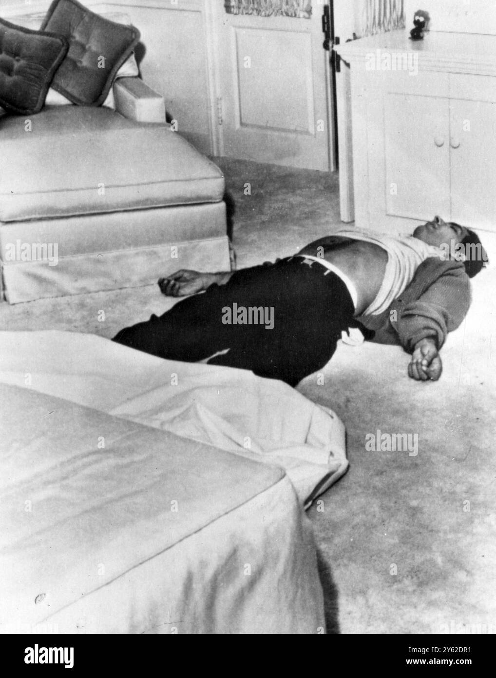 Beverly Hills , Californie Etats-Unis Johnny Stompanato poignardé à mort par la fille de 14 ans de Lana Turner . Johnny Stompanato corps sur le sol de la chambre de l'actrice Lana Turner . 1958 Banque D'Images