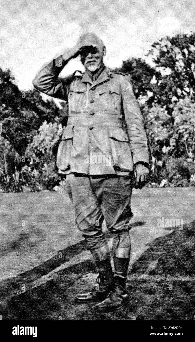 Le capitaine Frederick Selous , le célèbre chasseur de gros gibier , explorateur et naturaliste sud-africain , tué au combat en Afrique de l'est , vu ici dans son jardin en 1917 13 janvier 1917 Banque D'Images