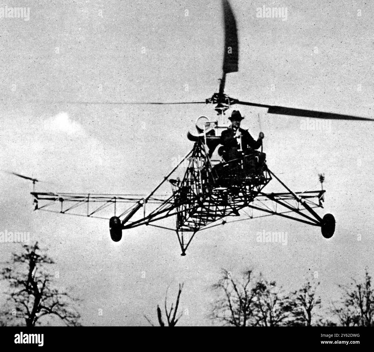 Le record de vol allemand en hélicoptère battu aux États-Unis : une photo prise à Stratford, Conneticut, montrant le célèbre concepteur d'avions, Igor i Sikorsky, établissant le nouveau record. Mai 1941 Banque D'Images