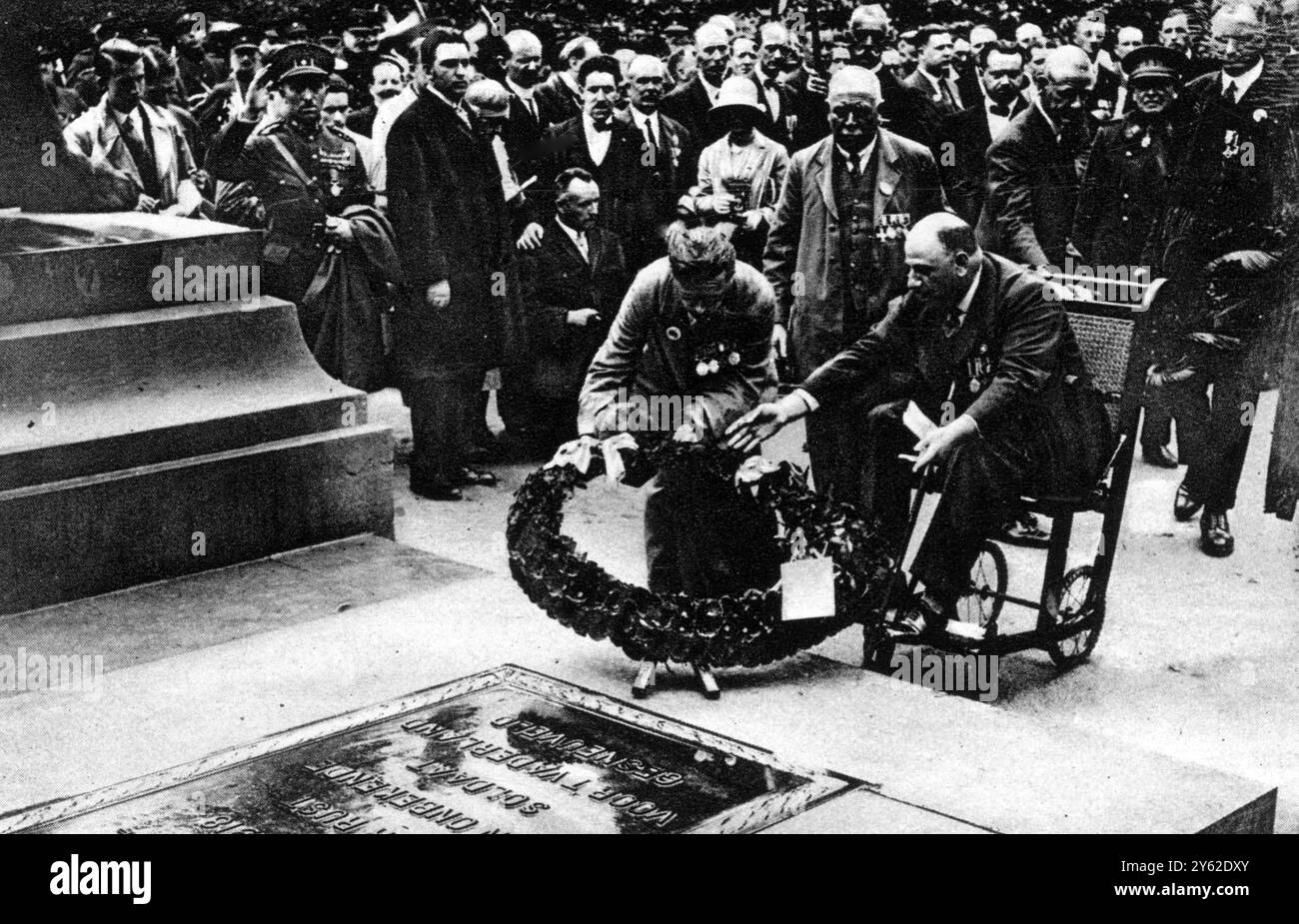 Le pèlerinage des grands champs de bataille : scènes de France et de Flandre lors du grand pèlerinage sur les champs de bataille organisé par la Légion britannique et la British Empire Service League et culminant avec la cérémonie à la porte de Menin, Ypres le 8 août 1928 , en présence du prince de Galles, des visites ont été effectuées dans diverses villes et villages , ainsi que dans des lieux associés à la vaillance britannique sur le front occidental. Au 5 août, quelque 11 000 pèlerins, dont près de la moitié étaient des femmes, avaient été stationnés dans une vingtaine de villes de France et de Belgique. Photo montre : Major J B Brunel Cohen (le LMP amputé Banque D'Images