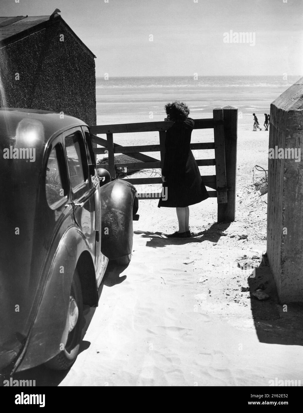 Le Conseil rural du district de bataille du Sussex a interdit aux voitures d'utiliser les sables de Camber . Une porte a été érigée et cadenassée à la seule entrée des sables. 16 juin 1947 Banque D'Images