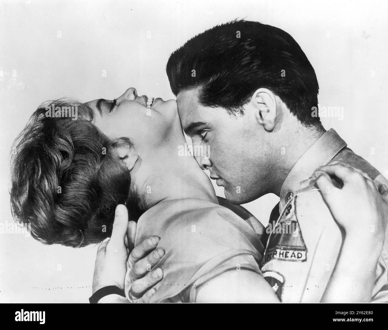 Elvis Presley s'en prend à un peu au cou avec Juliet Prowse dans ' G. I Blues' 18 octobre 1960 Banque D'Images