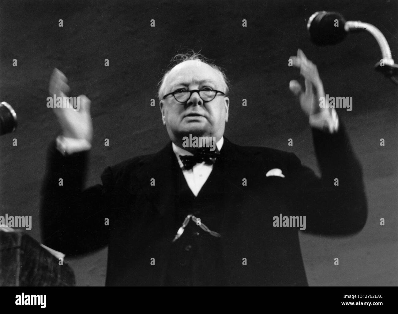 Le premier ministre Sir Winston Churchill lève les armes alors qu'il souligne un point lors de son discours à la conférence annuelle du Parti conservateur. Sir Winston a été présenté au rassemblement comme le plus grand homme sur cette terre. Il a parlé avec approbation de l'Accord de Londres des neuf puissances sur l'avenir de l'Allemagne du 10 octobre 1954 Banque D'Images