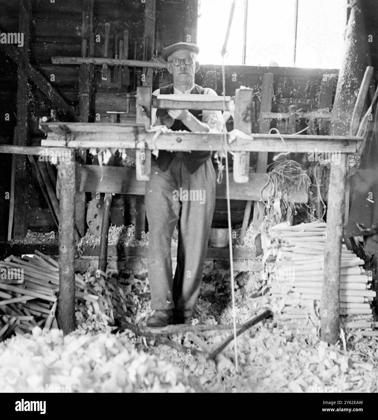 Silas Saunders. M. Silas Saunders était le dernier bodger de chaise, tournant les pieds de meubles et les échelons d'échelle sur un tour à poteau. Le tour, ainsi que les outils de Silas, sont maintenant hébergés au Musée d’histoire rurale de Woodstock. Banque D'Images