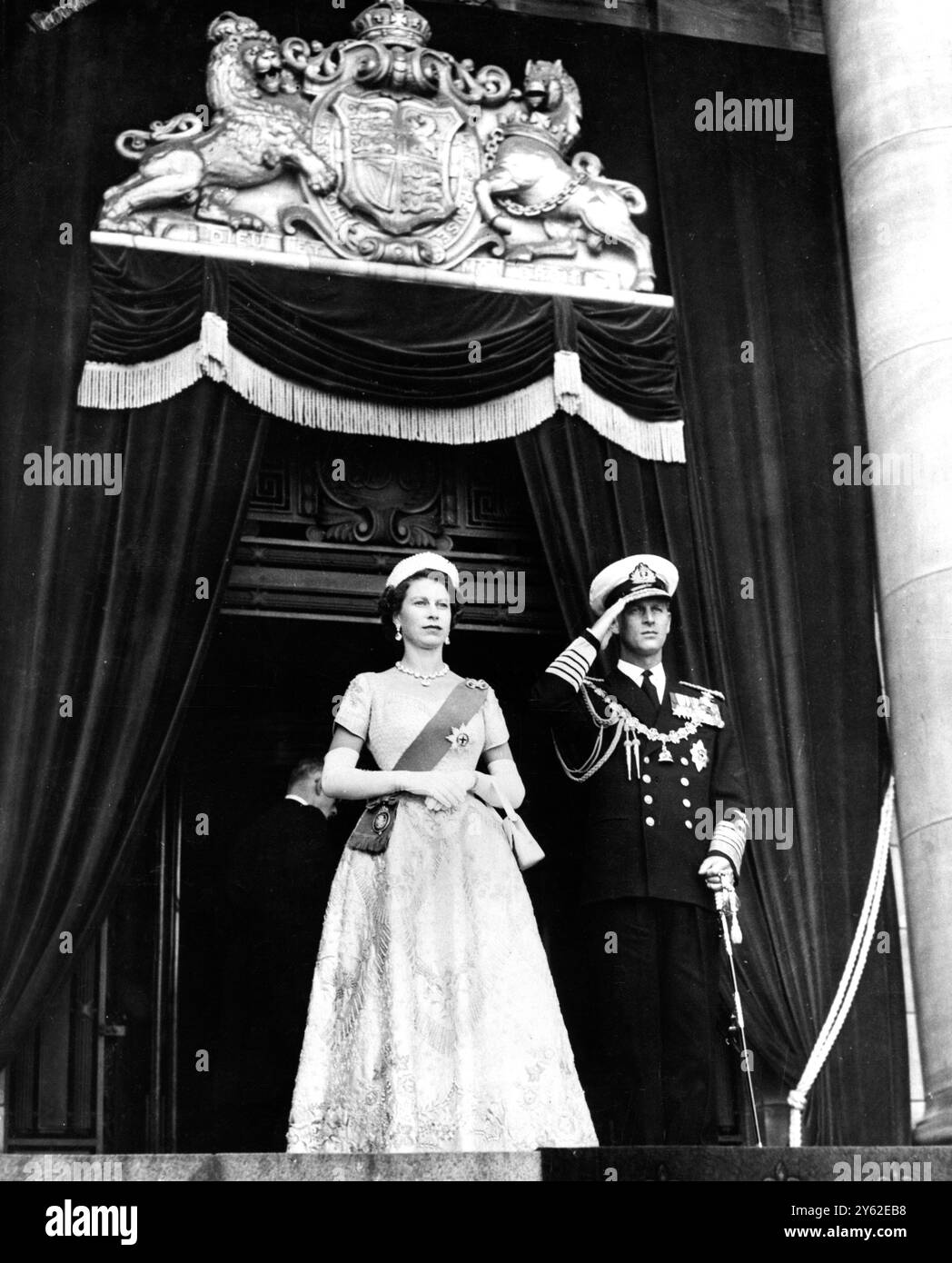 LA REINE EN NOUVELLE-ZÉLANDE LA REINE , dans sa robe de couronnement, et LE DUC D'ÉDIMBOURG, en uniforme d'amiral de la flotte, sur les marches du Parlement à Wellington après que la reine a ouvert une session spéciale du Parlement de Nouvelle-Zélande. 18 janvier 1954 Banque D'Images LA REINE EN NOUVELLE-ZÉLANDE LA REINE , dans sa robe de couronnement, et LE DUC D'ÉDIMBOURG, en uniforme d'amiral de la flotte, sur les marches du Parlement à Wellington après que la reine a ouvert une session spéciale du Parlement de Nouvelle-Zélande. 18 janvier 1954 Banque D'Images