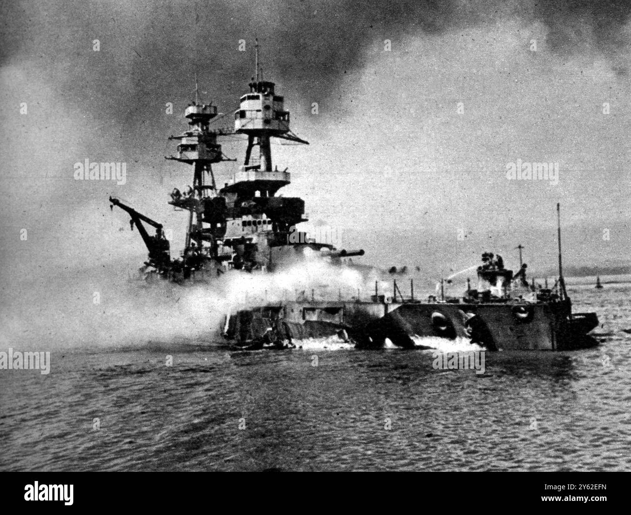 Pearl Harbour 7 décembre 1941 le cuirassé Nevada est complètement désactivé et échoué à Hospital point. Les huit cuirassés dans le port ont été touchés. ©2004 Topfoto Banque D'Images