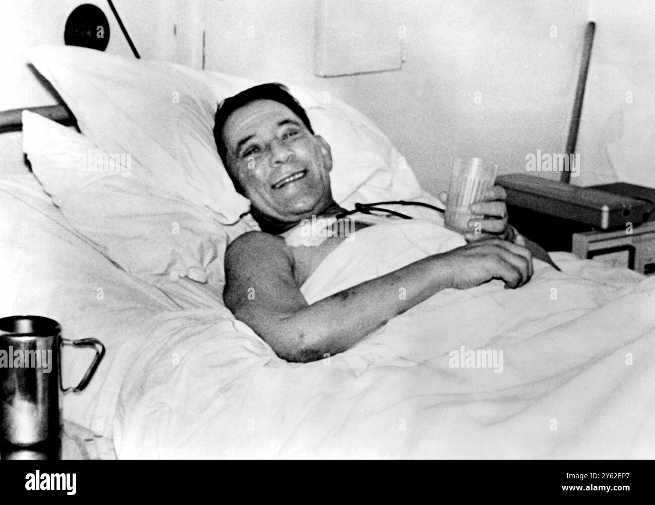 L'homme au cœur nouveau, M. Louis Washkansky, épicier sud-africain de 55 ans, se sentant mieux et plus lumineux, photographié à l'hôpital Groote Schuur, le Cap, hier. Un porte-parole de l'hôpital a déclaré hier soir que le premier patient transplanté cardiaque au monde allait très bien. Il a été prévu que le patient pourrait être à la maison pour Noël s'il progresse au rythme actuel. Le nouveau cœur de M. Washkansky, pris à une femme de 25 ans décédée à la suite d'un accident de voiture, pompait fortement. 11 décembre 1967 Banque D'Images