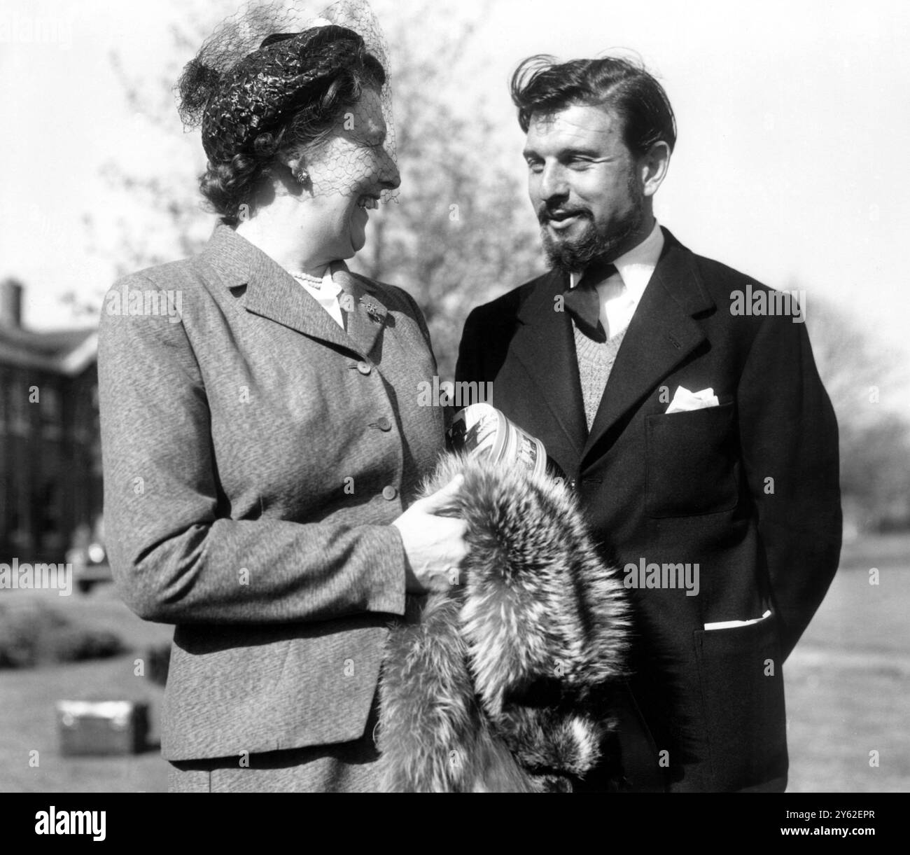 Abingdon, Berkshire : George Blake vu ici avec sa mère qui l'a accueilli à son arrivée ici par avion avec six autres personnes qui ont été récemment libérées de Corée du Nord est M. George Blake, de l'état-major de la légation de Séoul. 22 avril 1953 Banque D'Images