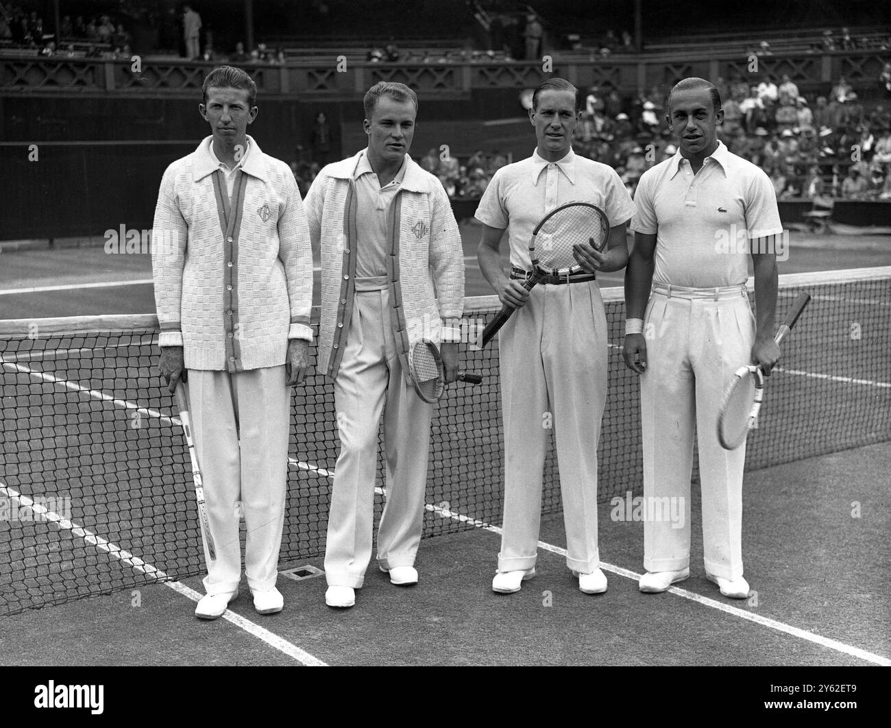 Donald Budge et Gene Mako , les Américains qui sont les champions du double de Wimbledon , ont battu le baron Gottfried von Cramm et Henner Henkle, d'Allemagne, dans le double de la finale inter-zone de la Coupe Davis à Wimbledon, Angleterre, le 19 juillet 1937 Banque D'Images