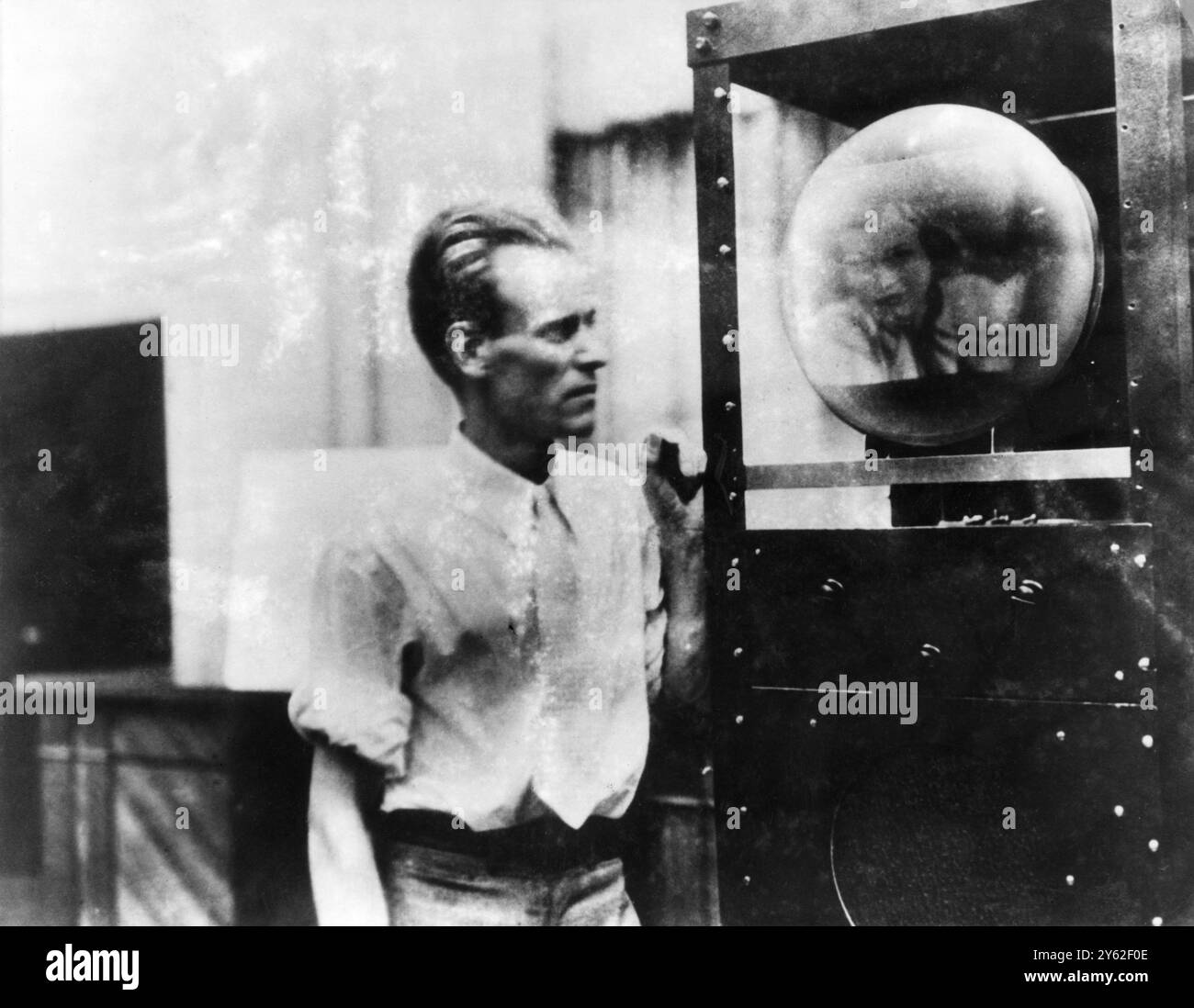 Philo Farnsworth : 19 août 1906 - 11 mars 1971 inventeur américain montré ici avec le téléviseur qu'il a inventé Banque D'Images Philo Farnsworth : 19 août 1906 - 11 mars 1971 inventeur américain montré ici avec le téléviseur qu'il a inventé Banque D'Images
