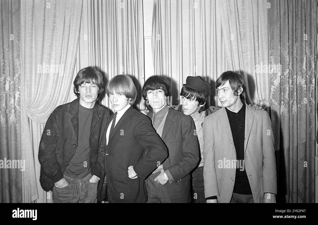 MICK JAGGER AVEC LES PIERRES ROULANTES LORS D'UNE CONFÉRENCE DE PRESSE À NEW YORK / ; 26 OCTOBRE 1964 Banque D'Images