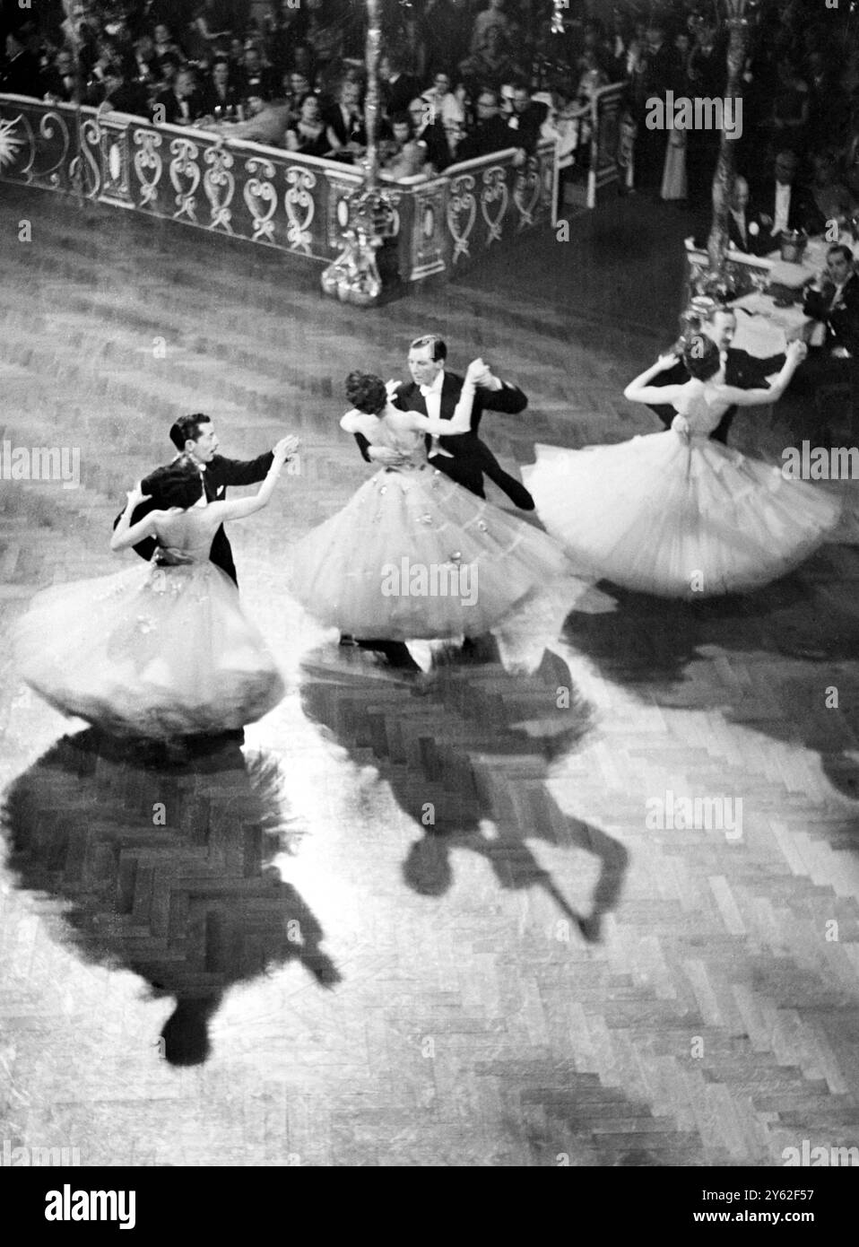 Le couple de danseurs britanniques Alf Davies et Julie Reaby a remporté la première place des Championnats d'Europe de danse, qui ont eu lieu récemment dans l'une des salles de bal les plus attrayantes d'Allemagne, le Deutsche Theatre. De gauche à droite le couple français Mr et Mrs Ronneux (quatrième place), le couple irlandais Sammy Leckie et Vera McCarten (troisième place) et le couple britannique Alf Davies et Julie Reaby, ont remporté la première place, montrée lors de la valse. 12 janvier 1955 Banque D'Images