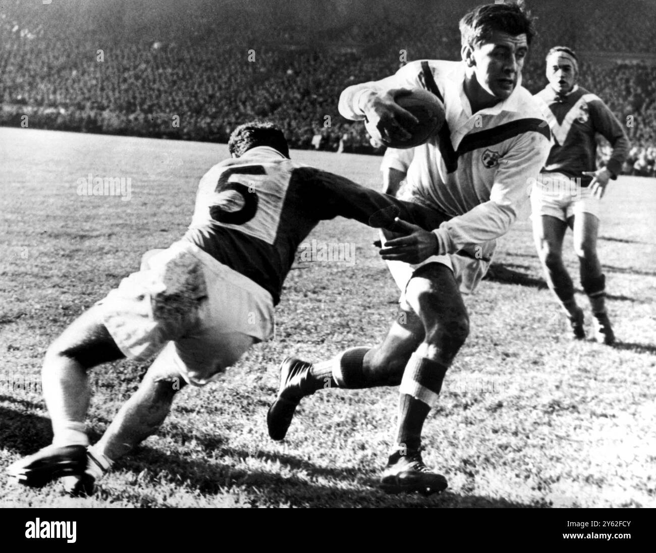 Le Français Contrastin affronte la Grande-Bretagne Valentine lors de la finale de la Coupe du monde de Rugby League au Parc des Princes, à Paris. L'équipe de Grande-Bretagne est devenue championne avec une victoire de 16 points à 12. 14 novembre 1954. Banque D'Images