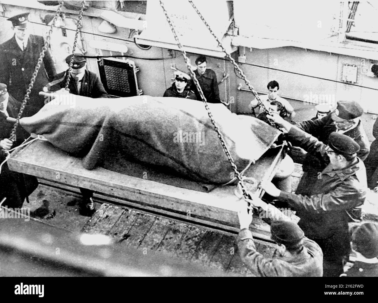 Rosslare, Irlande du Sud : le corps d'une victime de l'avion de ligne Aer Lingus Viscount qui s'est écrasé en mer au large de la côte galloise est ramené à terre. Il n'y a pas eu de survivants sur 61 passagers. Navire de sauvetage HMS Harvey - 26 mars 1968 Banque D'Images