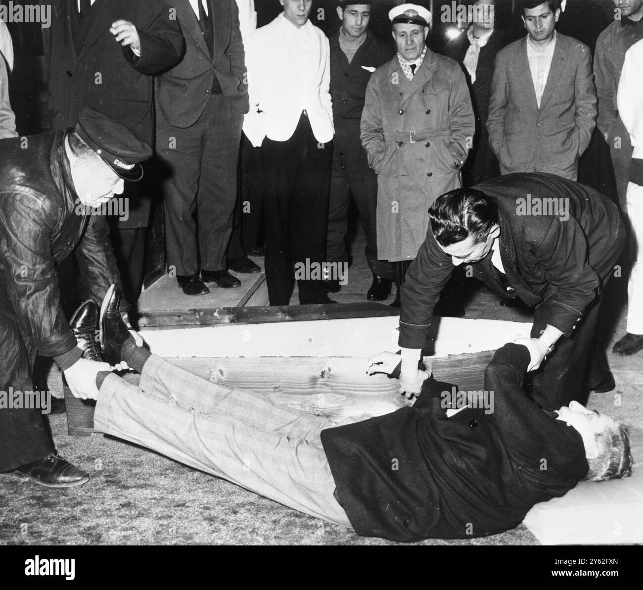 Le corps de Charles ' Lucky ' Luciano repose à l'endroit où il est mort d'une crise cardiaque. Naples, aéroport de Capodichino - 26 janvier 1962 Banque D'Images