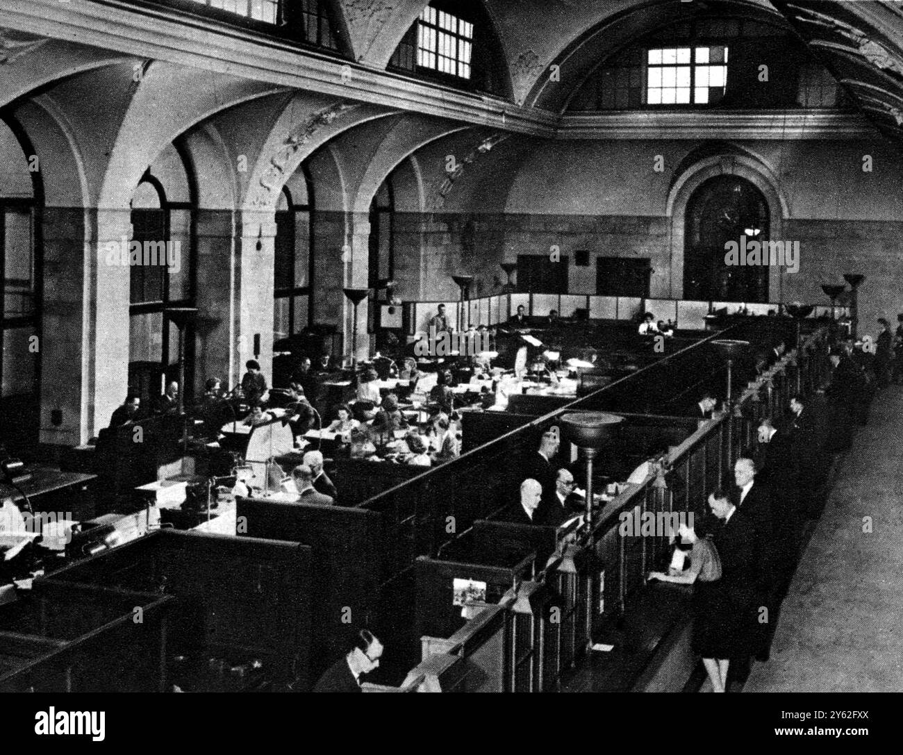 La Banque d'Angleterre à l'œuvre dans des conditions de guerre. La vieille dame de Threadneedle Street célèbre son 250e anniversaire pendant la guerre. Clients du bureau de dessin de la Banque d'Angleterre qui est une reproduction d'une salle dans l'ancienne banque conçue par Sir Robert Taylor août 1944 ©2004 Topfoto Banque D'Images