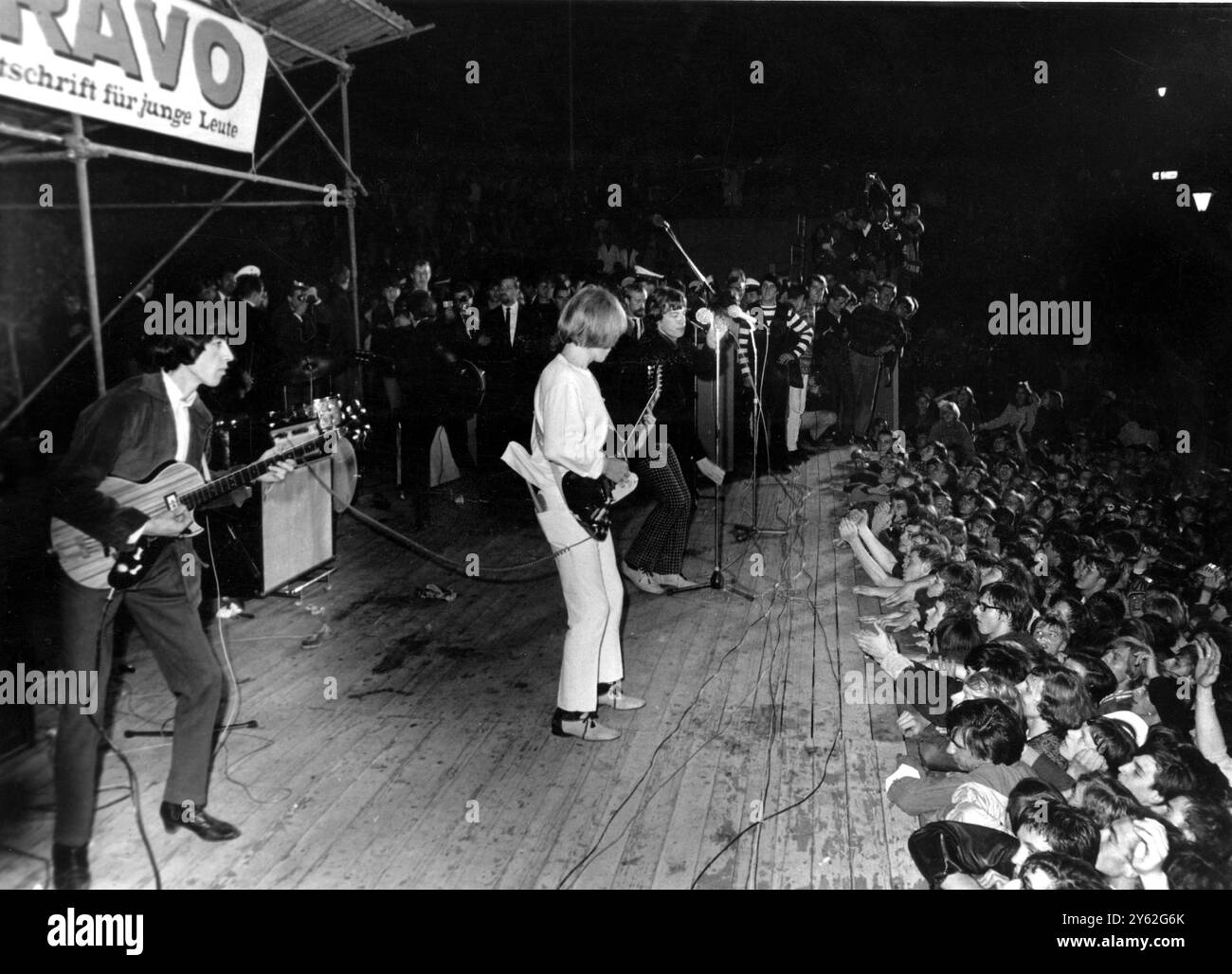 Les Rolling Stones jouant à Berlin devant un public émeuté au Waldbuehne 73 personnes ont été blessées et 32 hospitalisées. 15 septembre 1965 Banque D'Images
