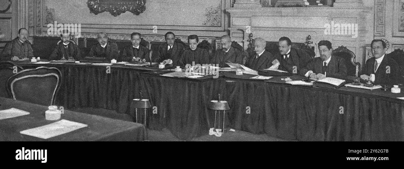 Au nom d'un peuple libre et du gouvernement provisoire : M Kerenski (sixième à partir de la gauche) et d'autres ministres russes lors d'une réunion du cabinet à Petrograd le 14 juillet 1917 Banque D'Images